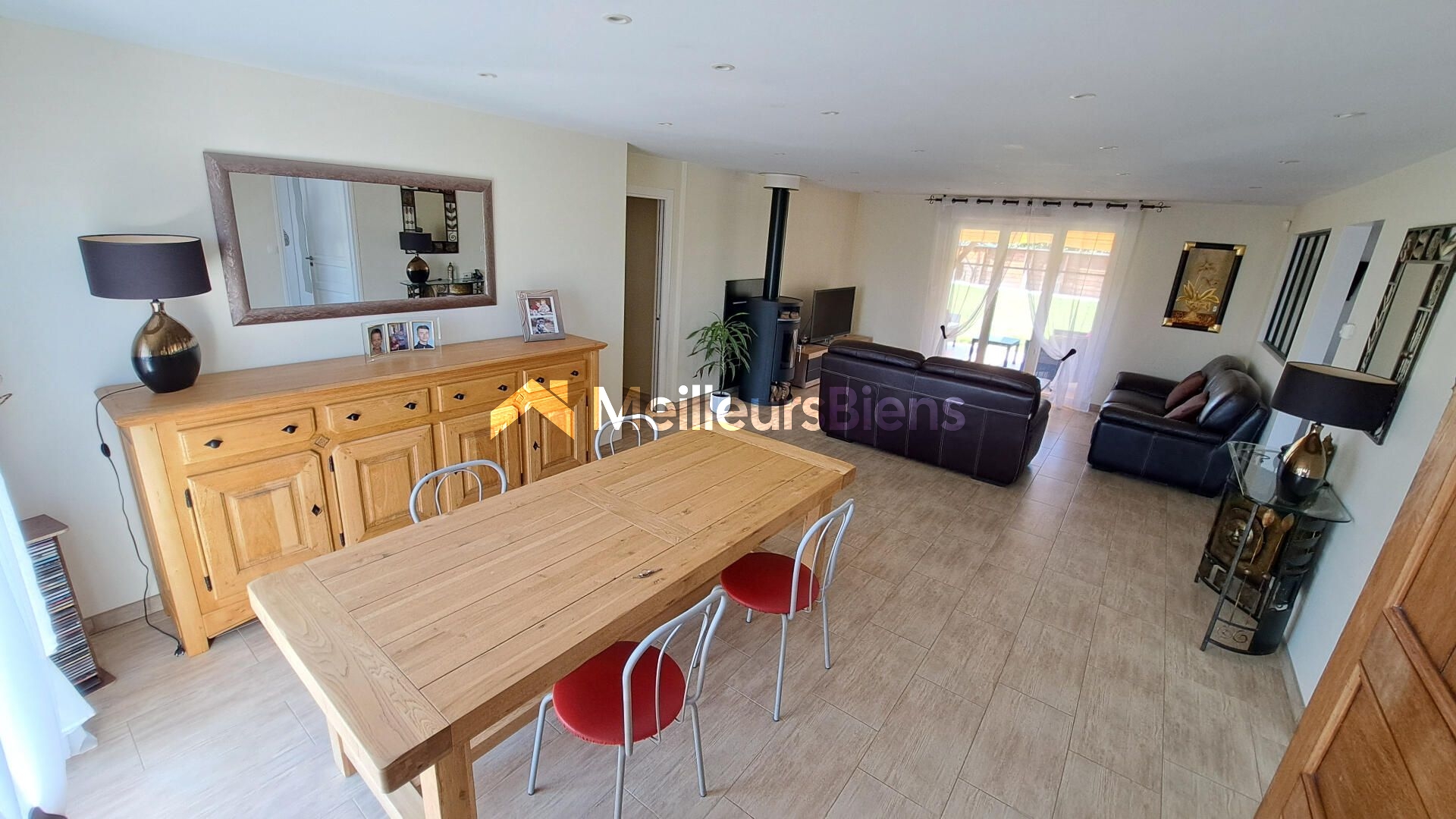 Maison de plain-pied, 4 chambres, garage double, piscine.