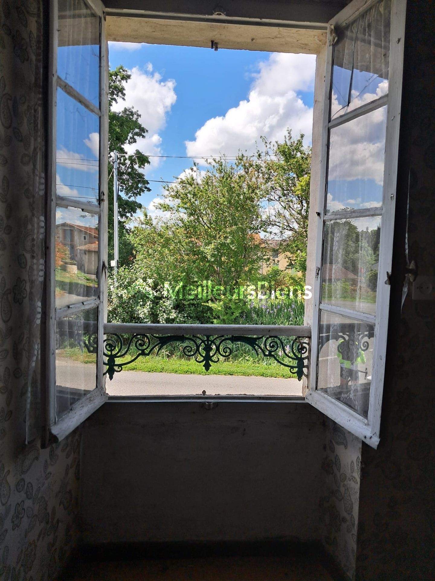 Maison à rénover avec grand jardin et garage