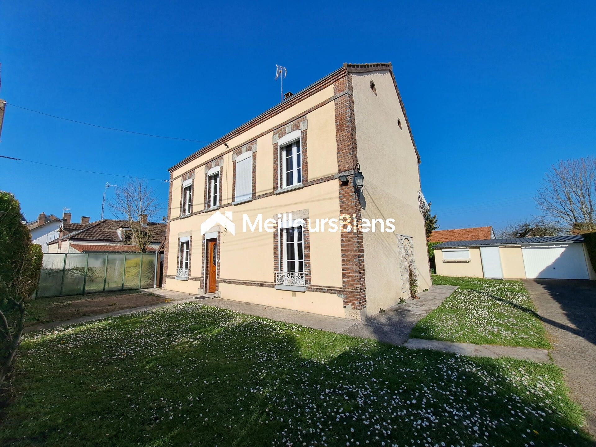 Maison ancienne à rafraîchir de 137m² sur 422m² terrain.