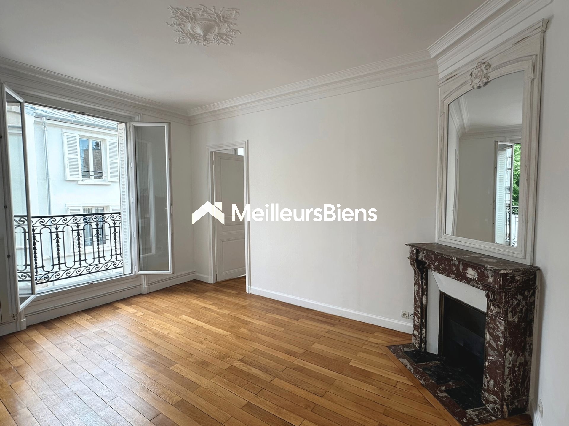 Paris 18 - Haussmannien - 4ème étage refait à neuf - Balcon