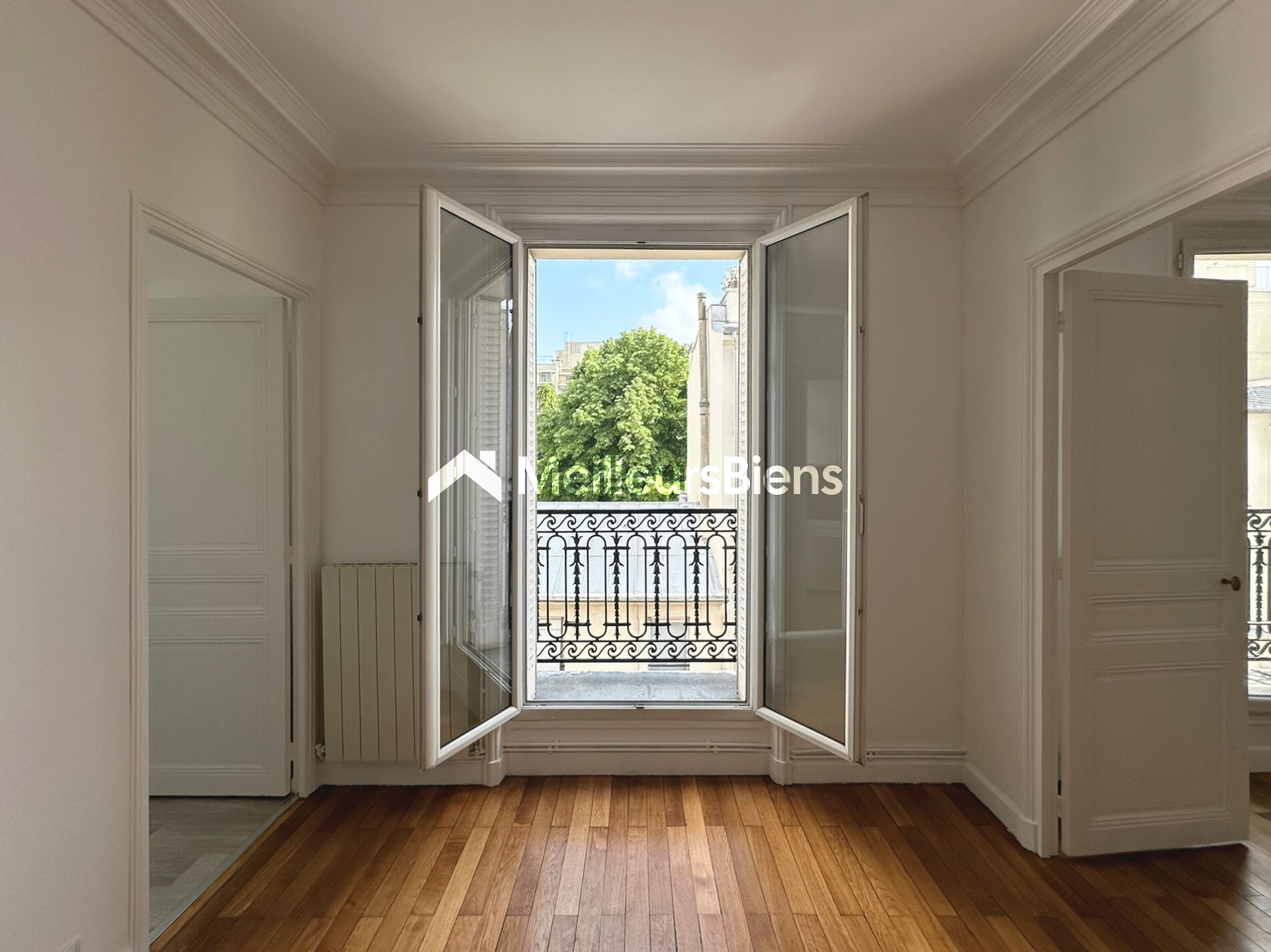 Paris 18 - Haussmannien - 4ème étage refait à neuf - Balcon
