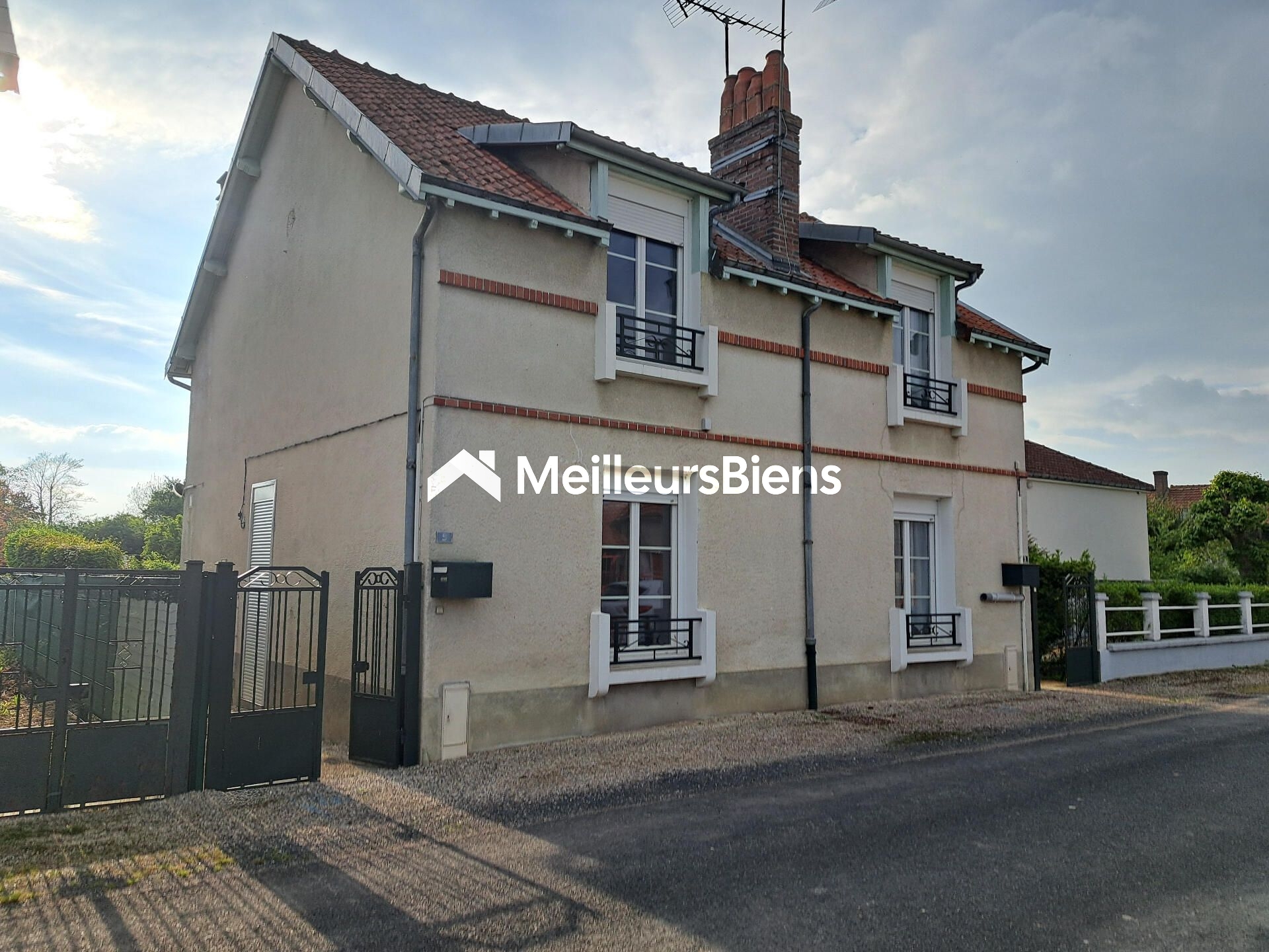 Petite maison ancienne(ou ensemble de 2 maisons) à rafraîchir