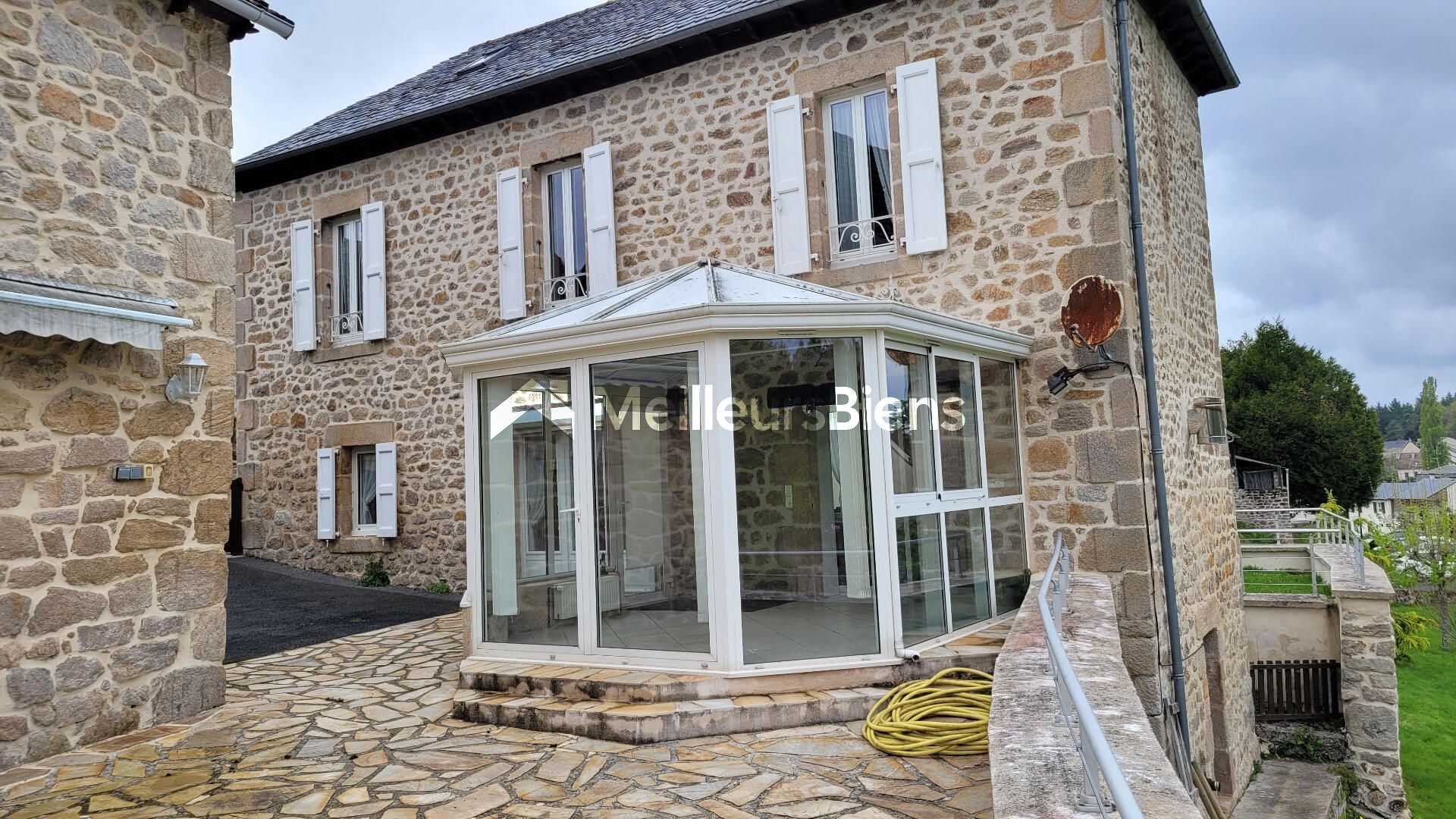 Très belle maison en pierres avec grange et terrain.