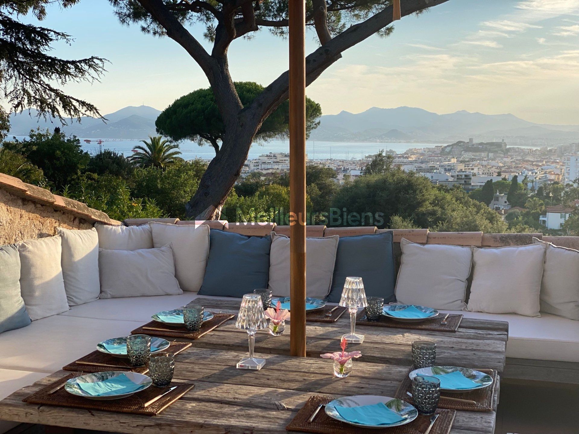 Off Market/ Cannes Basse Californie : Maison dans domaine fermé , vue mer et Suquet féerique, piscine, terrasses et jardin