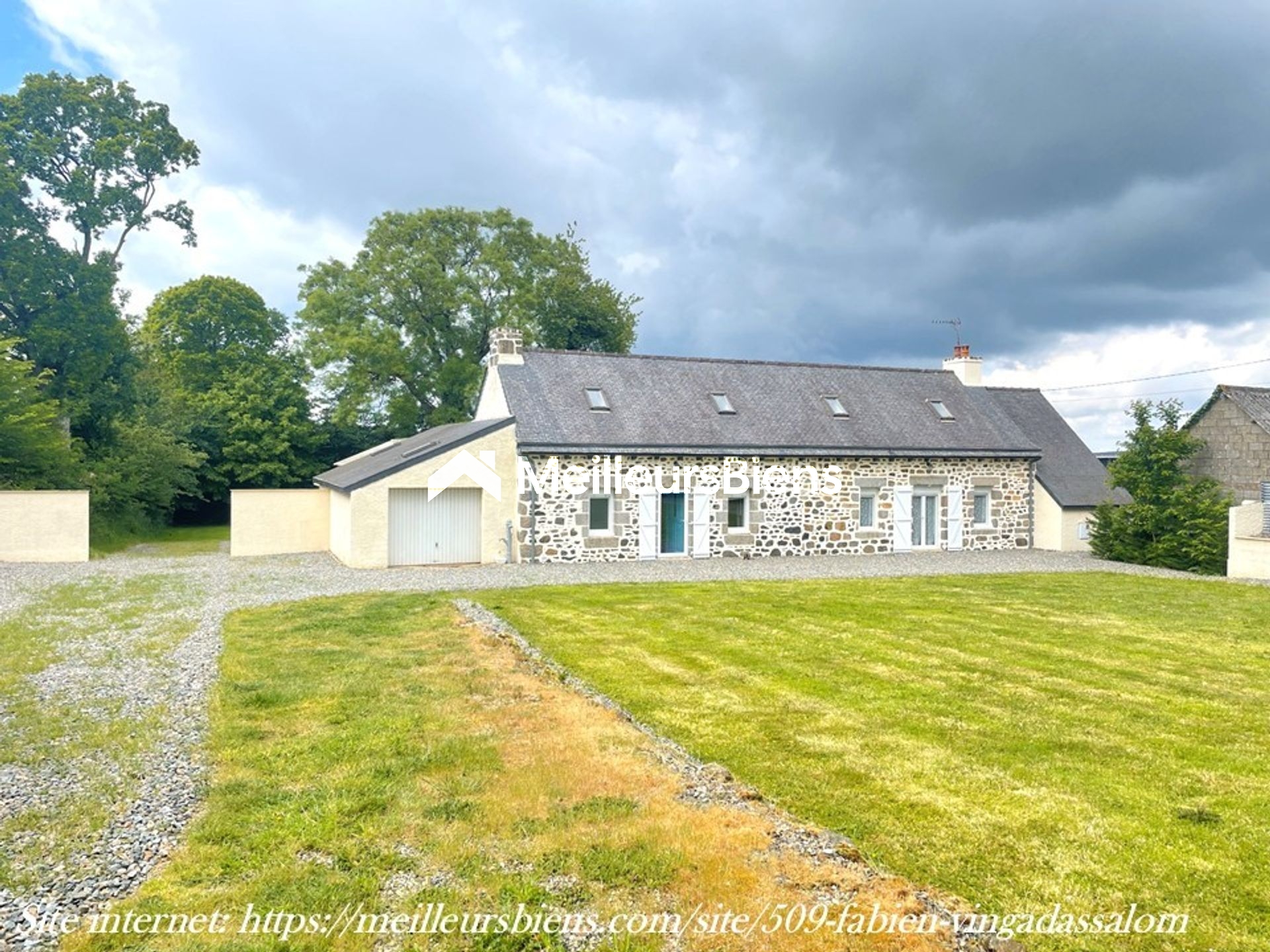 LONGERE AVEC GARAGE ET DEPENDANCE
