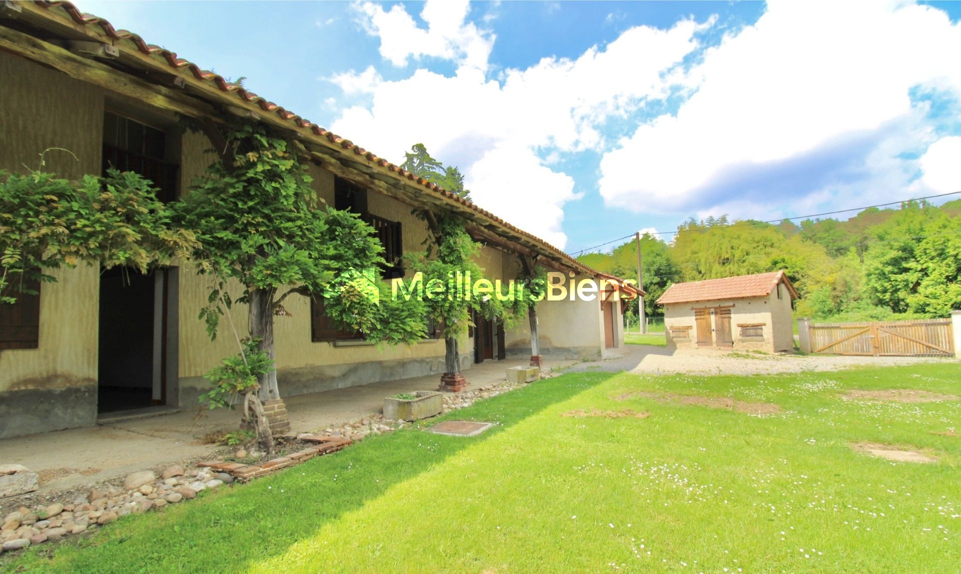 Fermette ancienne à rénover avec terrain, garage et dépendances