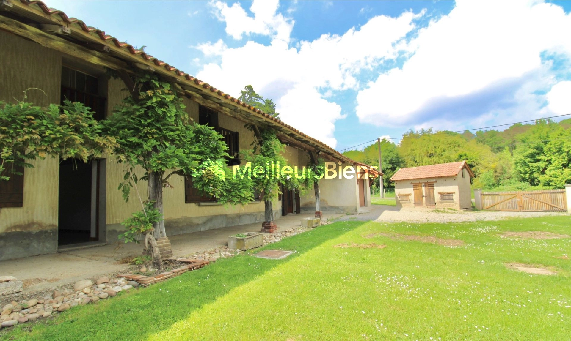 Fermette ancienne à rénover avec terrain, garage et dépendances