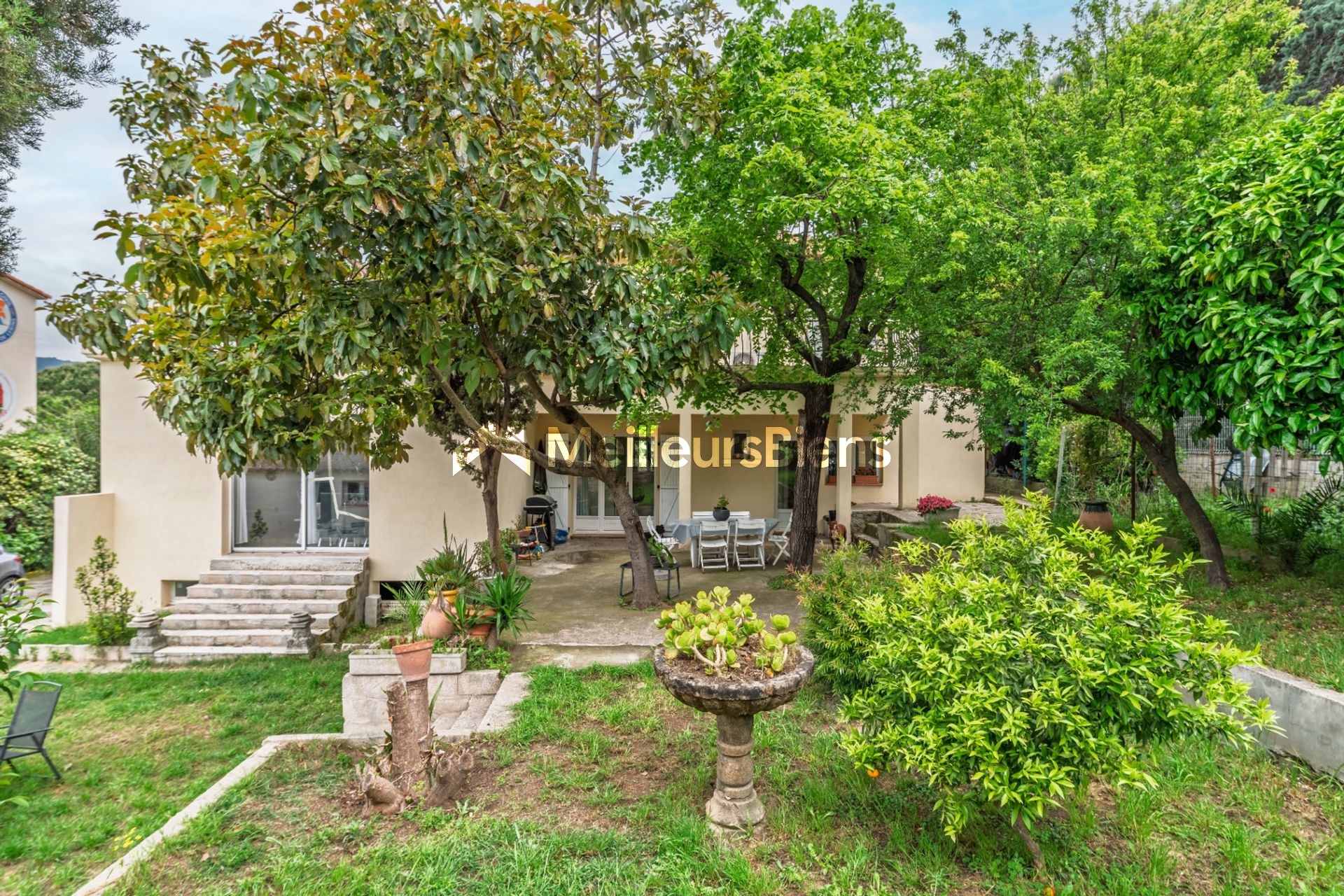 Exclusivité Cannes La Frayère:  Maison de 172 m2 offrant de nombreuses possibilités, sur joli jardin de 490 m2