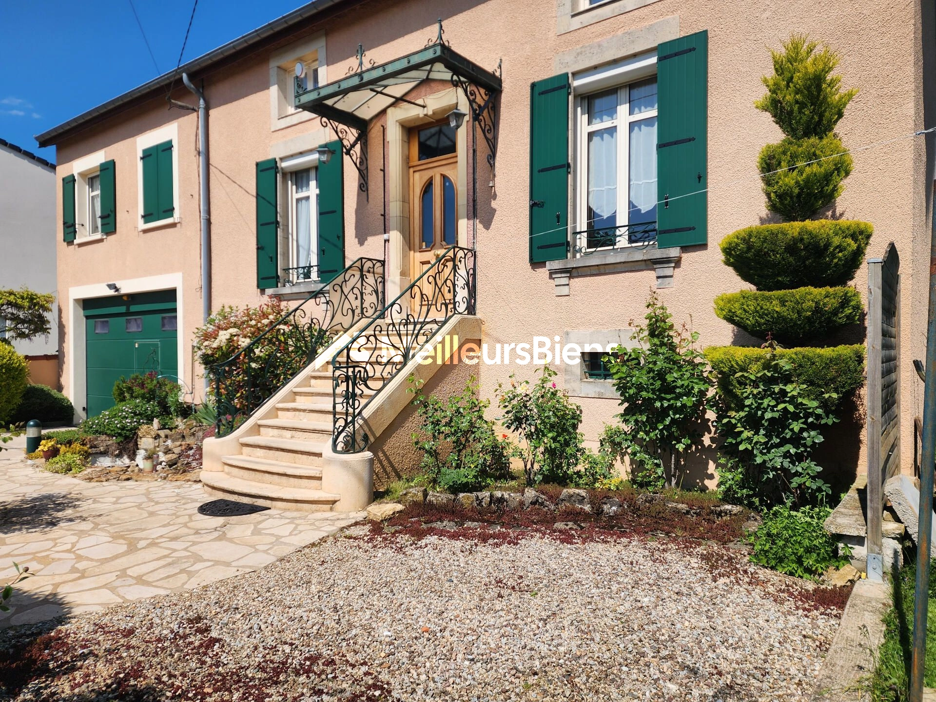Belle maison de caractère avec jardin paysager