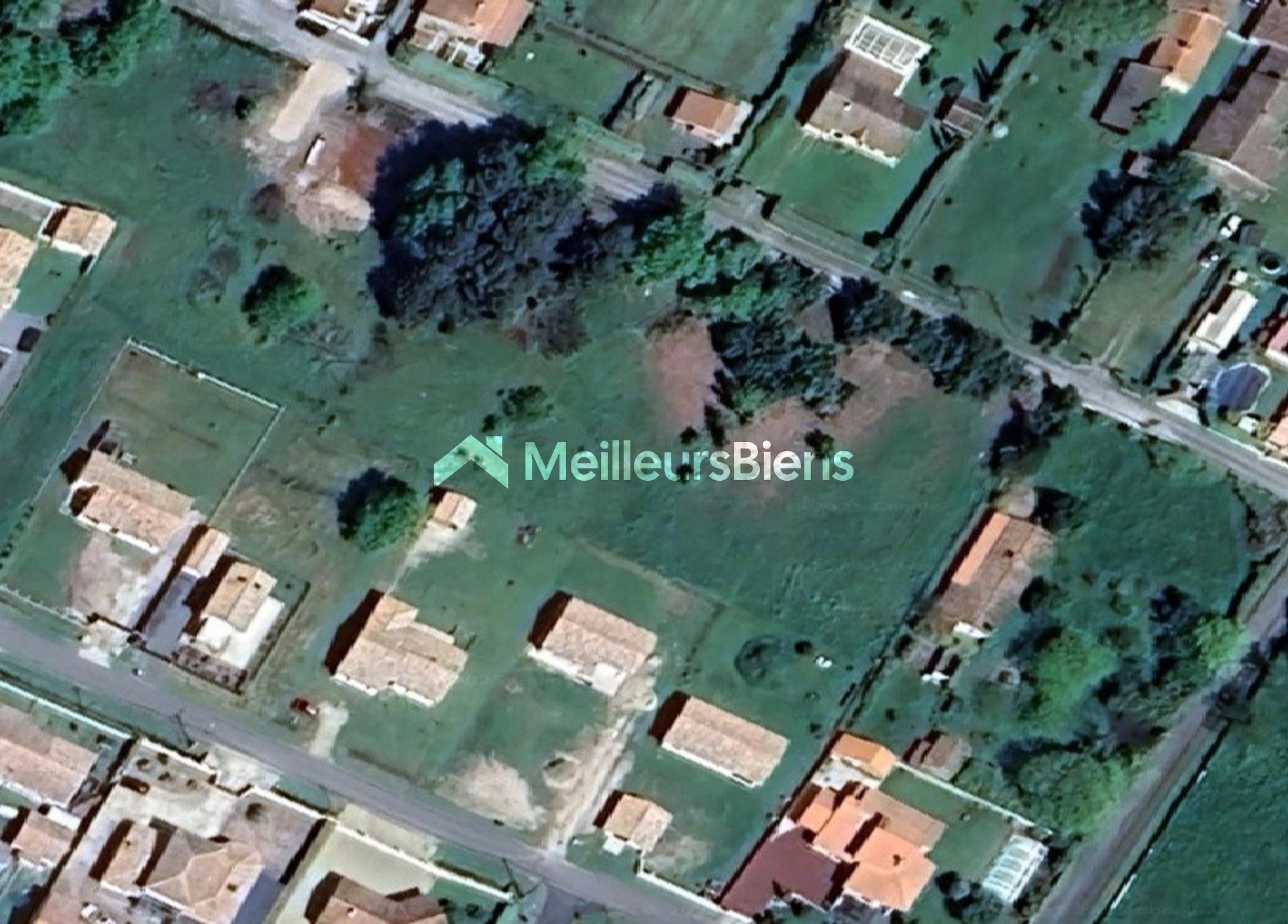 TRÈS BEAU TERRAIN À BÂTIR D'UNE SUPERFICIE DE 1.210,00m² - PLAT À 10 KM DES PLAGES OCÉANES