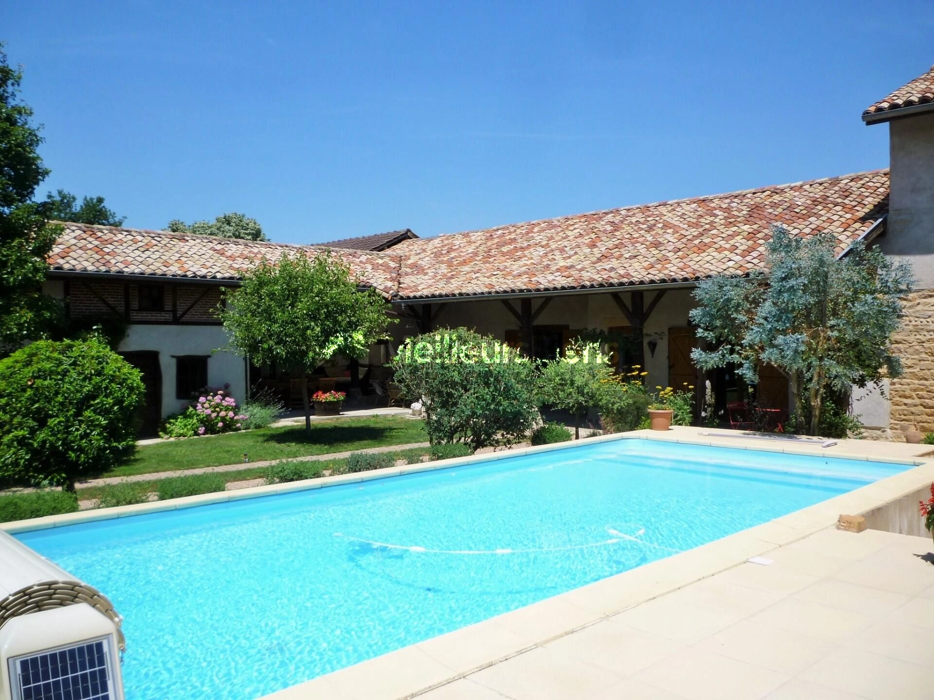Corps de ferme avec piscine et dépendances