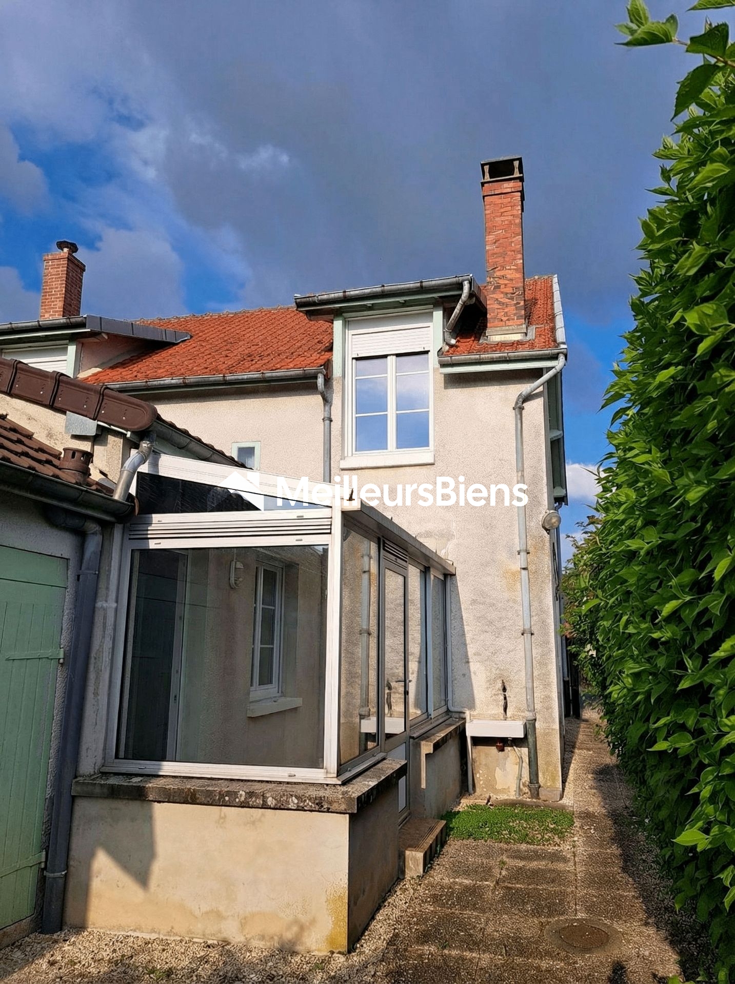 Maison ancienne de village jumelée à rafraîchir