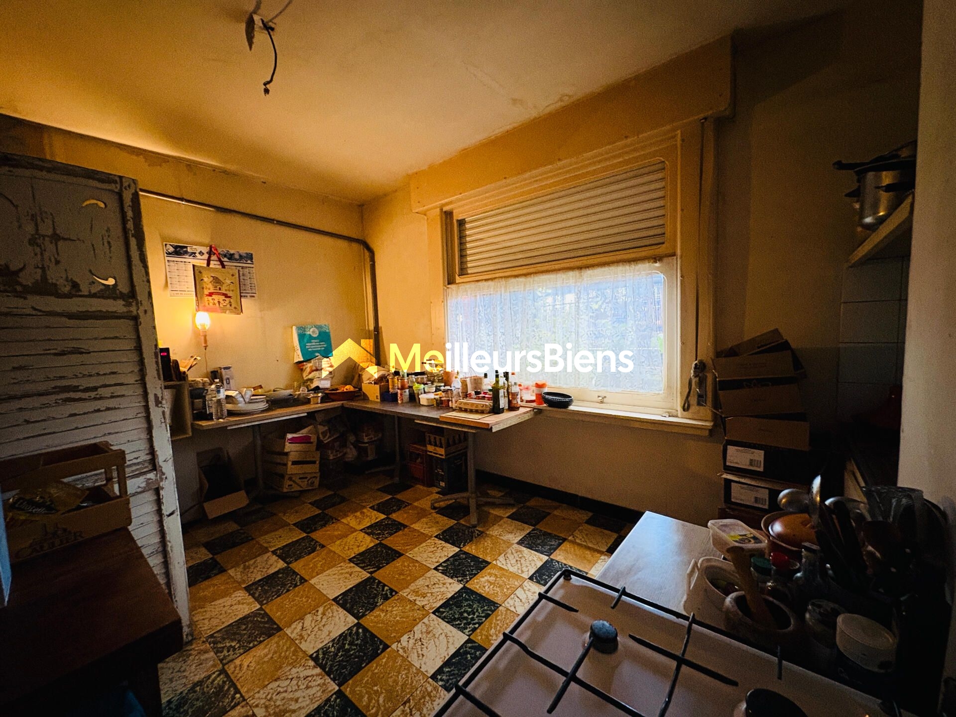 Immeuble comprenant un local commercial et un appartement