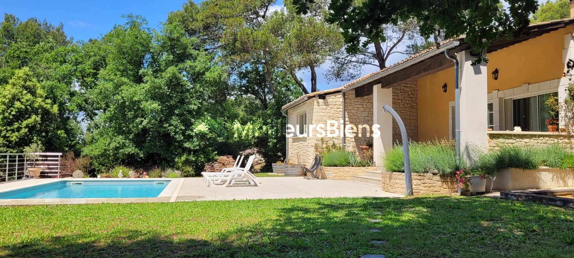 Belle propriété de 170 m² dans un écrin de verdure ou règne le calme et la sérénité. Parc de 4111 m²  constructible dans sa totalité.