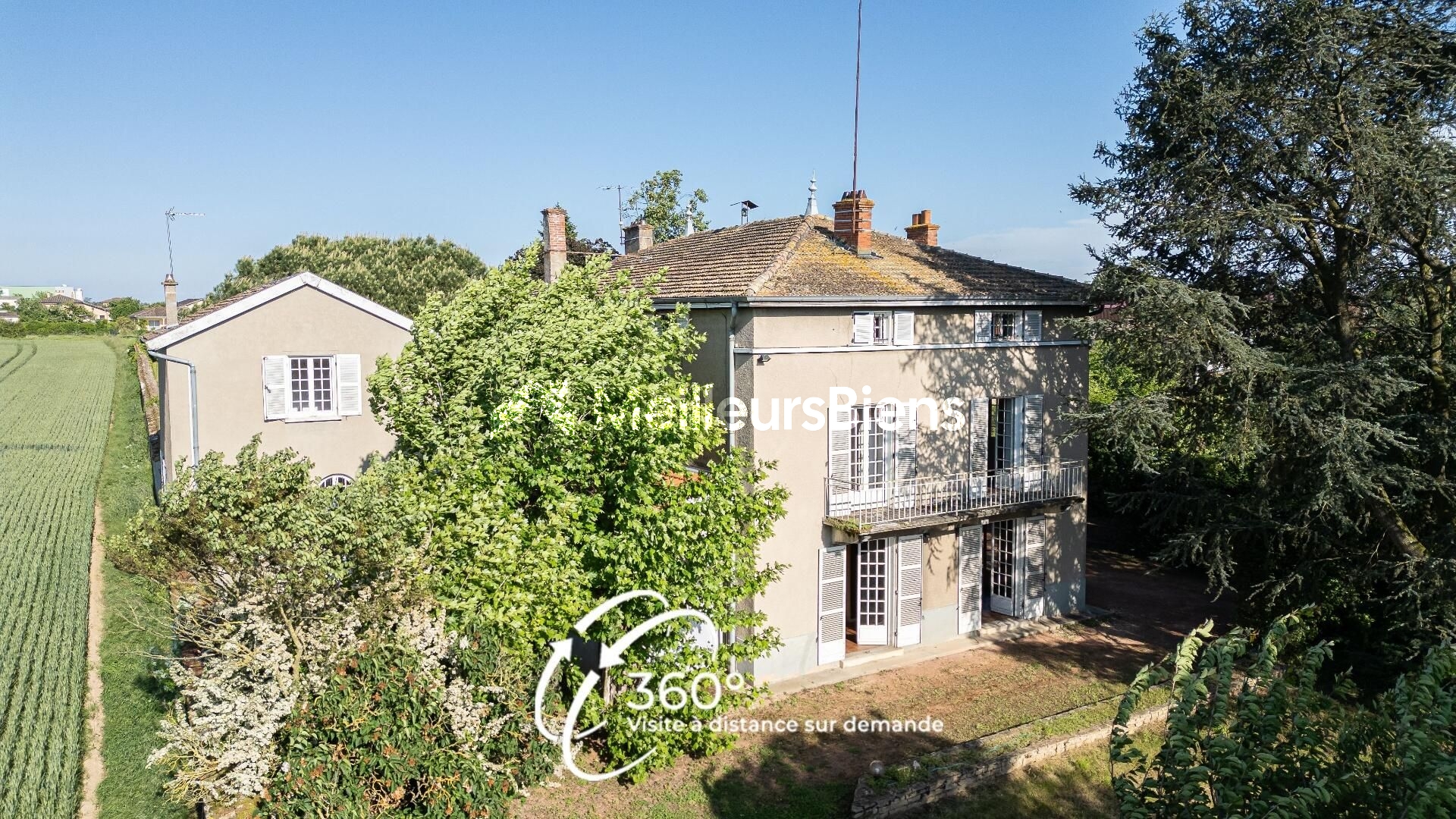 Propriété de 480m² sur un terrain de 5260m² avec dépendances