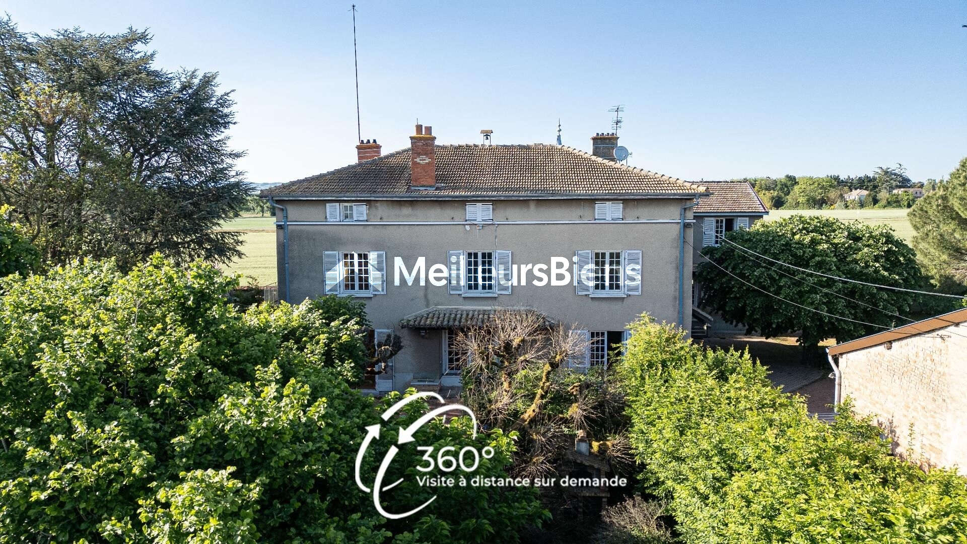 Propriété de 480m² sur un terrain de 5260m² avec dépendances