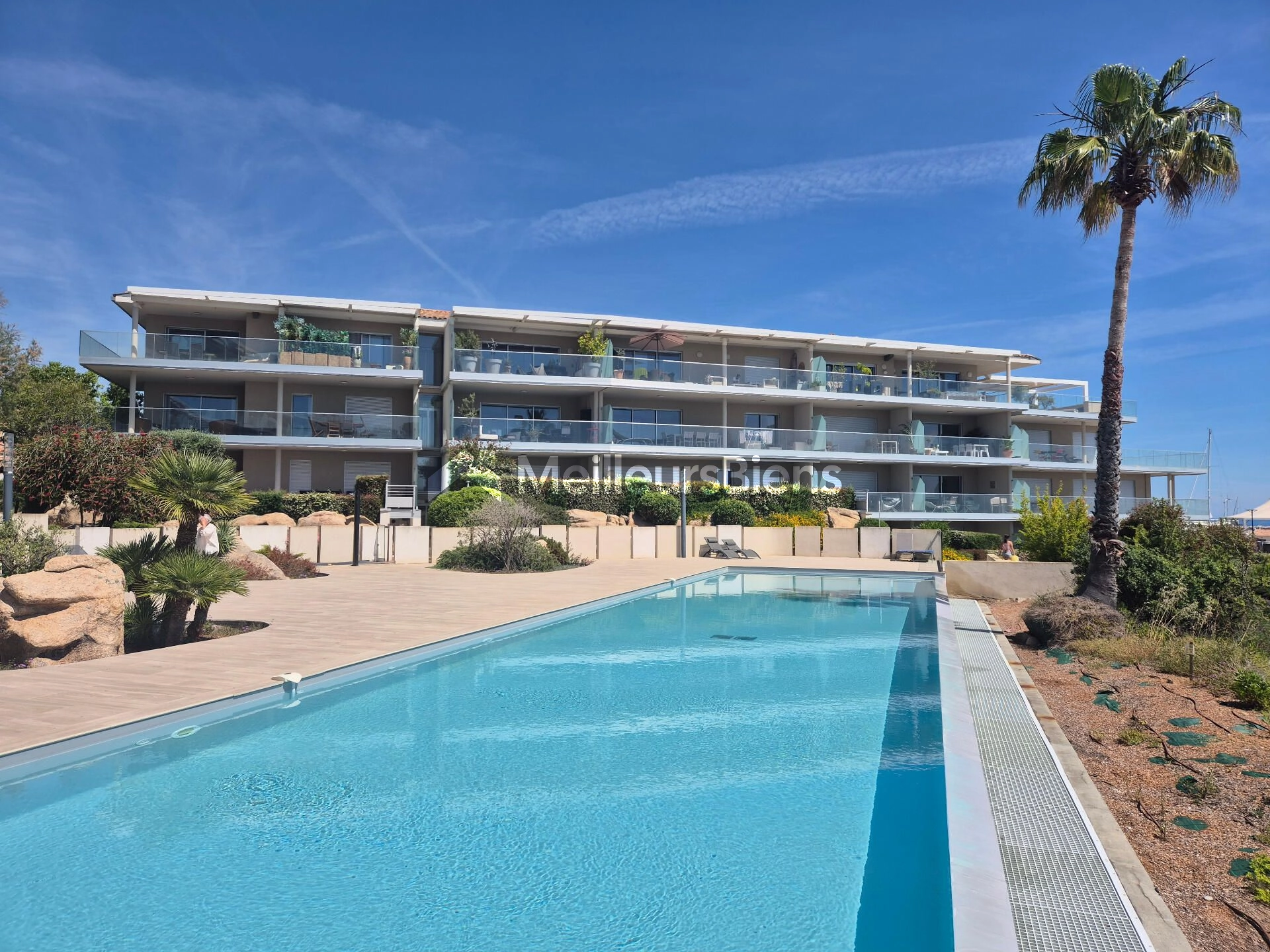 Magnifique appartement de 70m2 et terrasse spacieuse les pieds dans l'eau