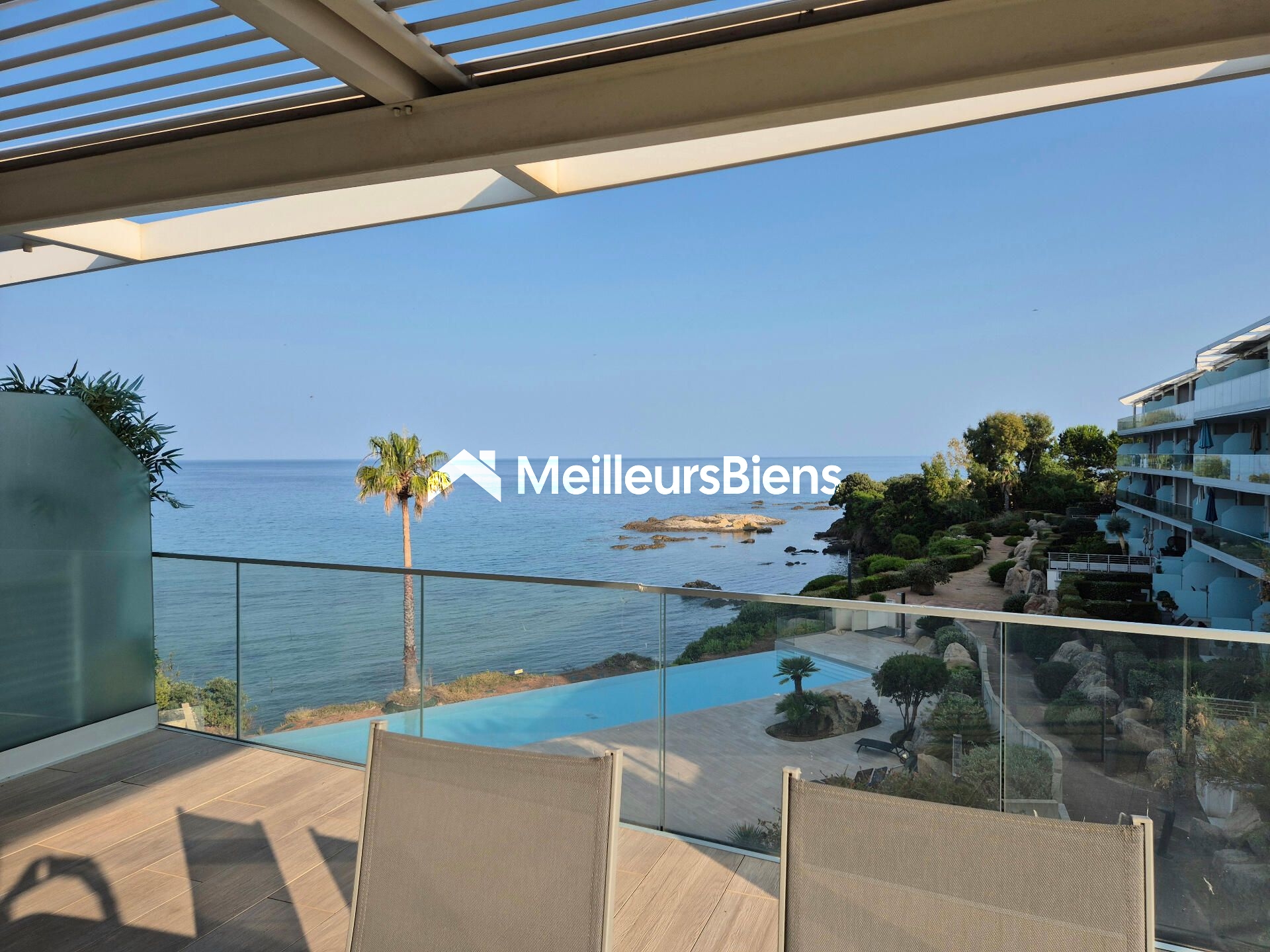 Magnifique appartement de 70m2 et terrasse spacieuse les pieds dans l'eau