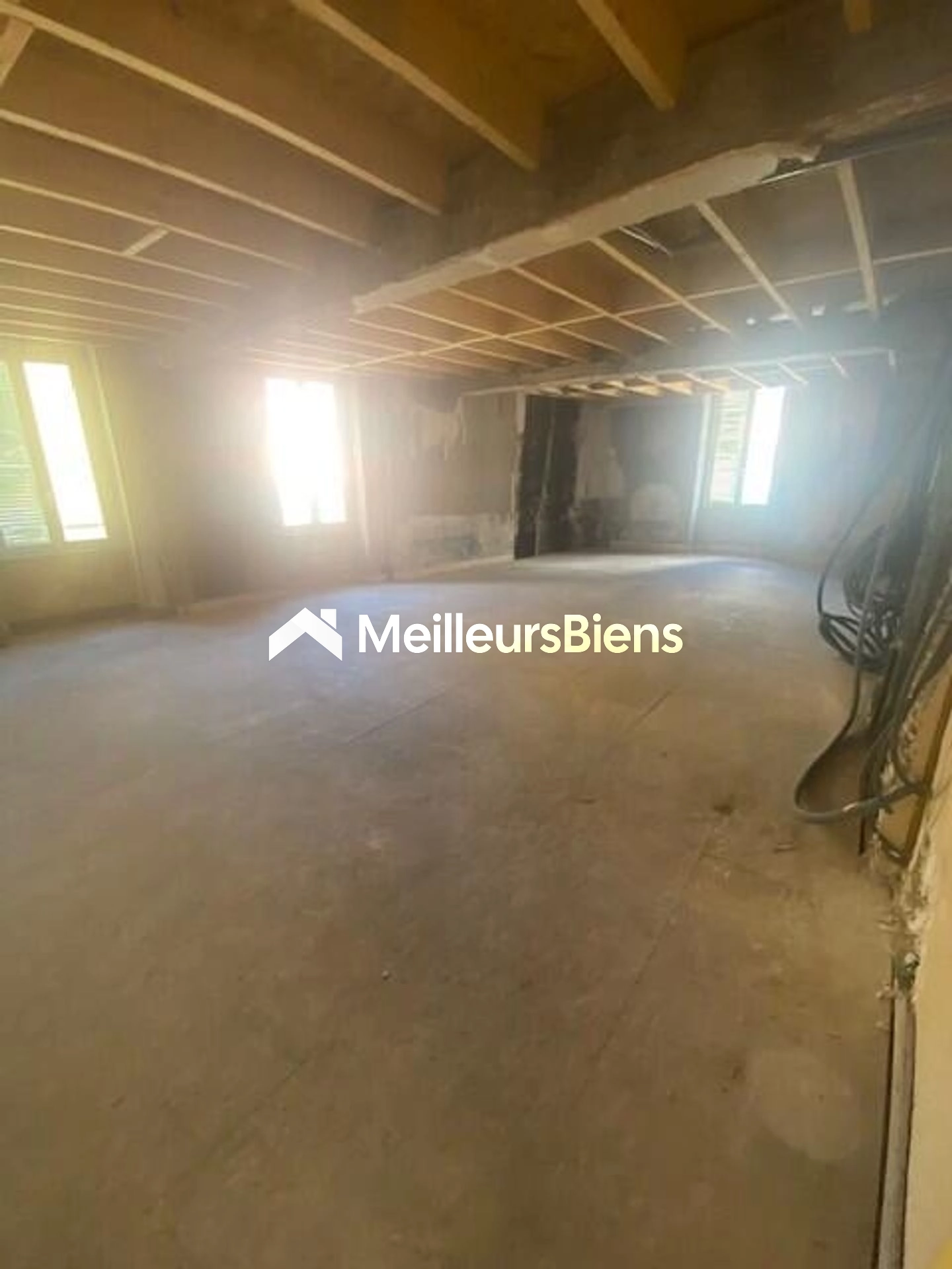 Plateau à aménager  60 M²  (très beau potentiel)