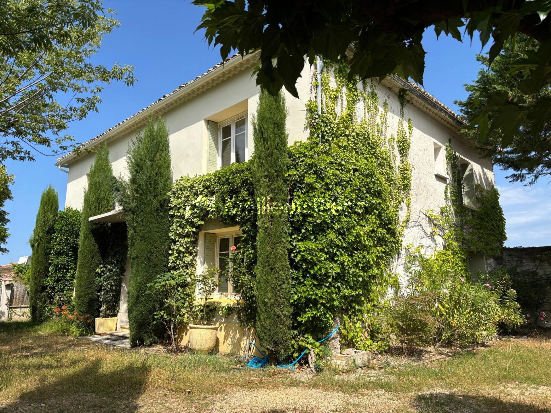 Propriété de charme en Provence  6 chambres  250 m²  Terrain 730 m²