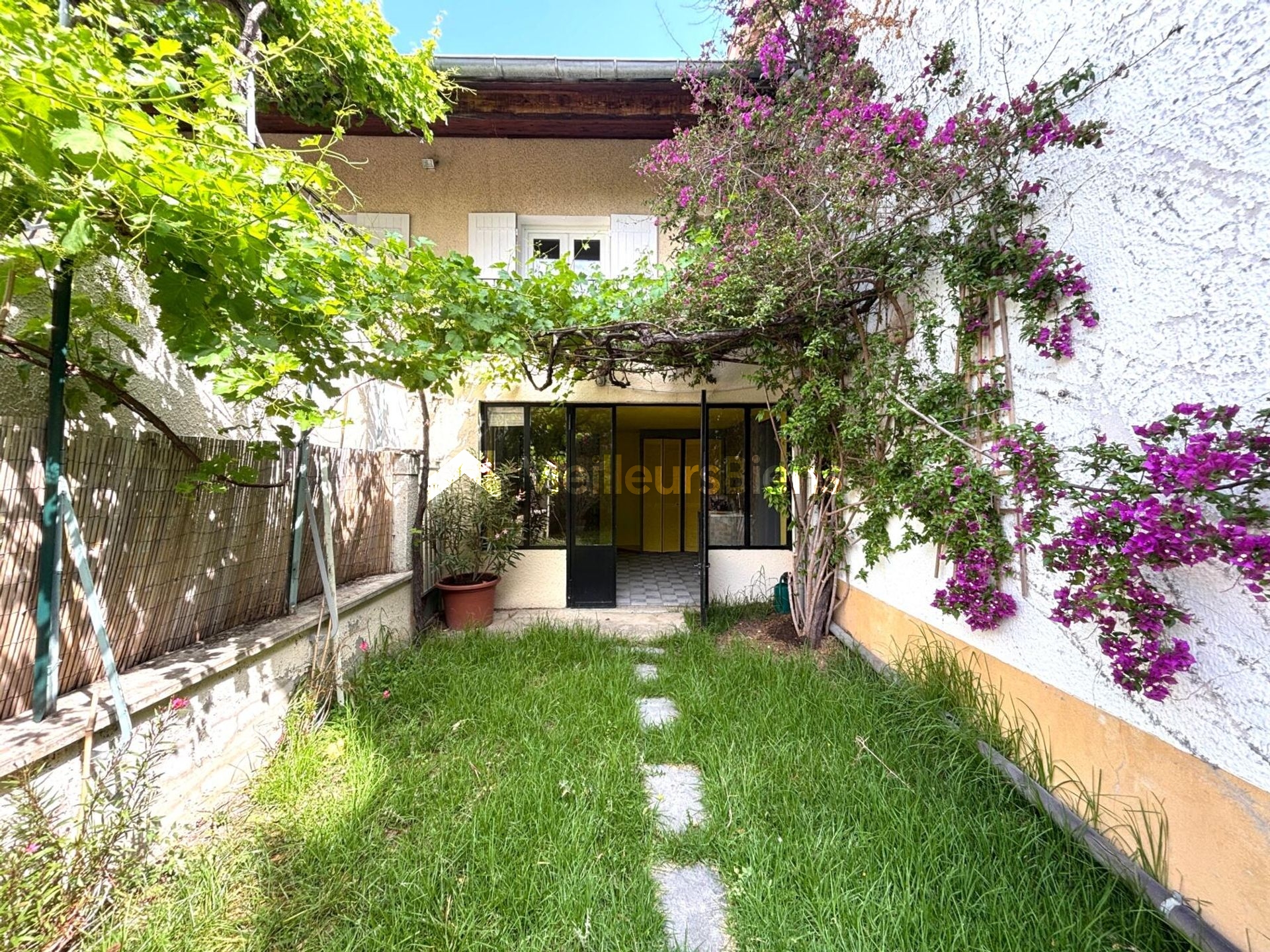 Propriété de charme en Provence  6 chambres  250 m²  Terrain 730 m²