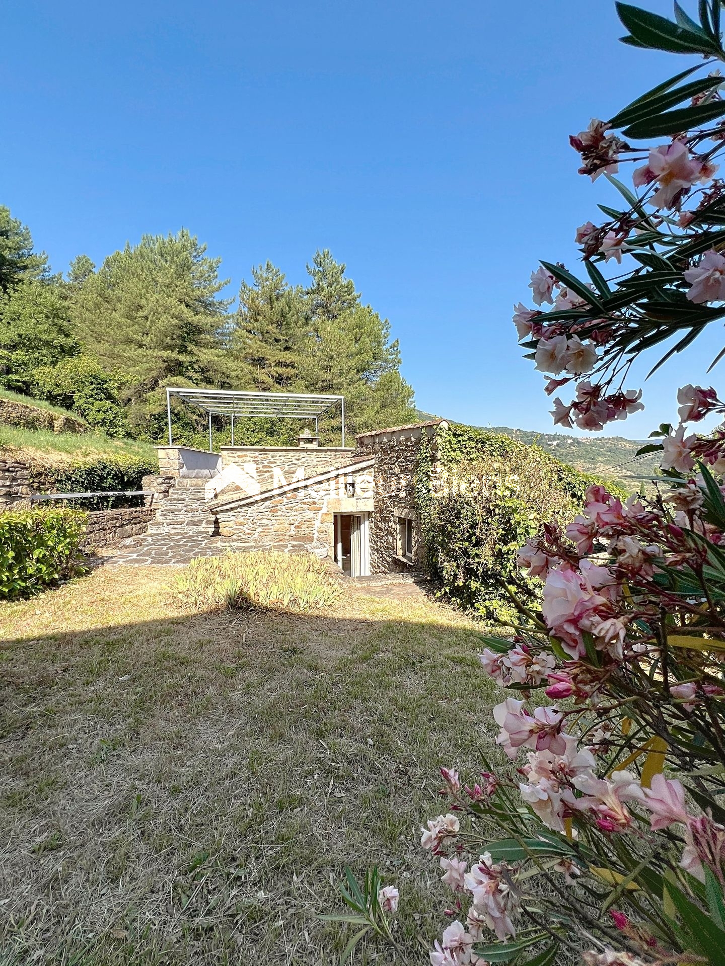 EXCLUSIVITE / Sud Ardèche - Les Vans : Maison en pierres avec dépendance et Vue