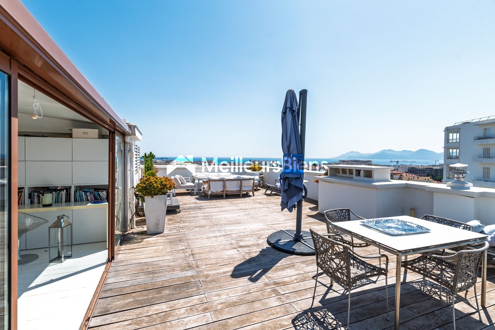 Cannes bas Montfleury : Duplex en penthouse avec grand roof-top et très belle vue mer