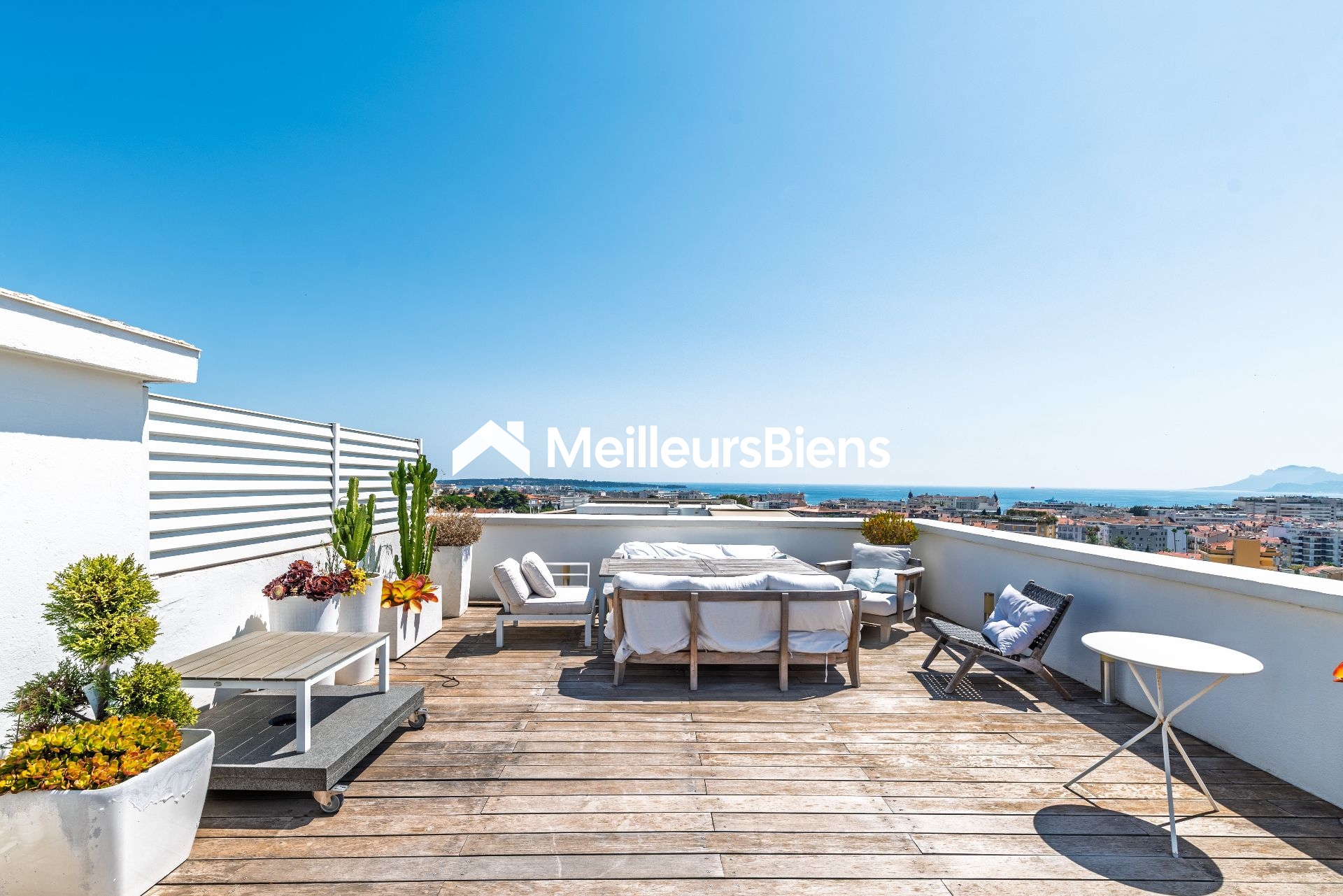 Cannes bas Montfleury : Duplex en penthouse avec grand roof-top et très belle vue mer