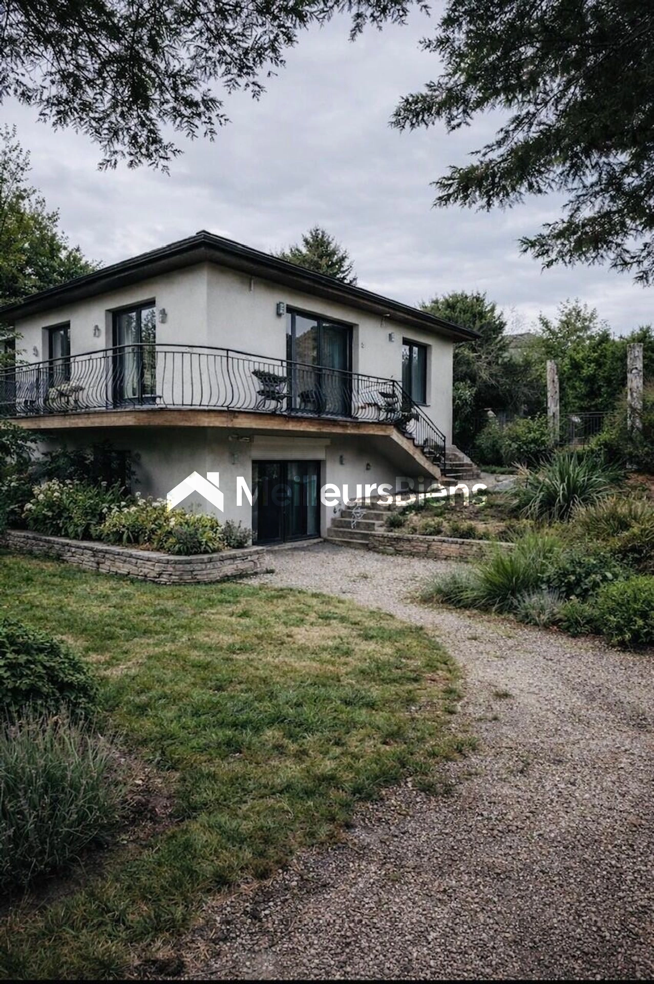 Villa offrant de beaux volume, sous sol complet, au calme