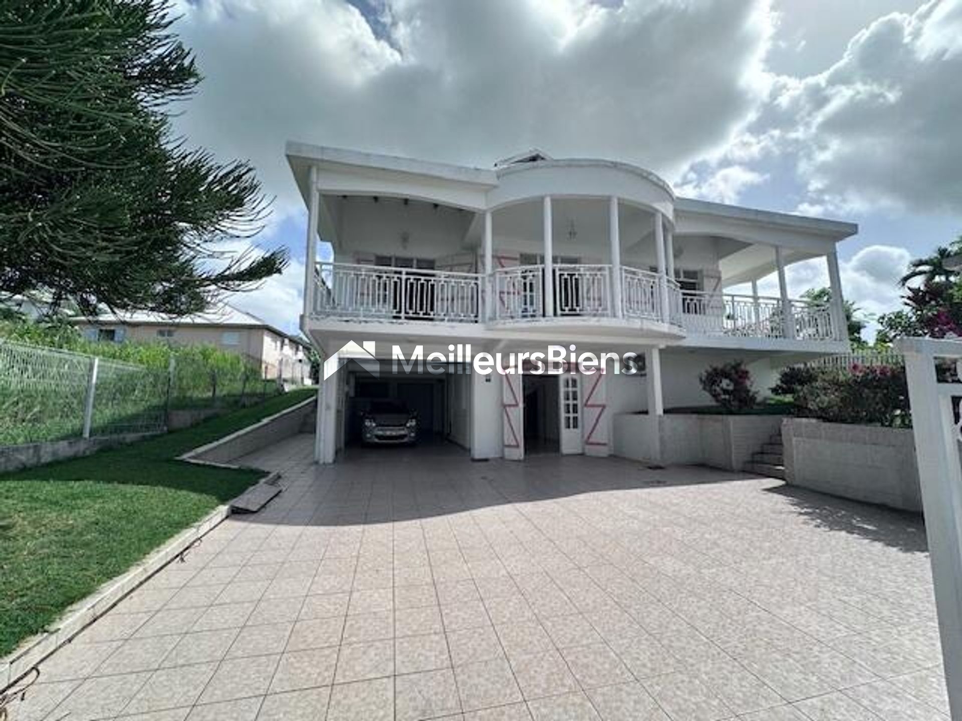 A LOUER grande et jolie villa T8 climatisée avec garage dans secteur résidentiel à Convenance Baie-Mahault