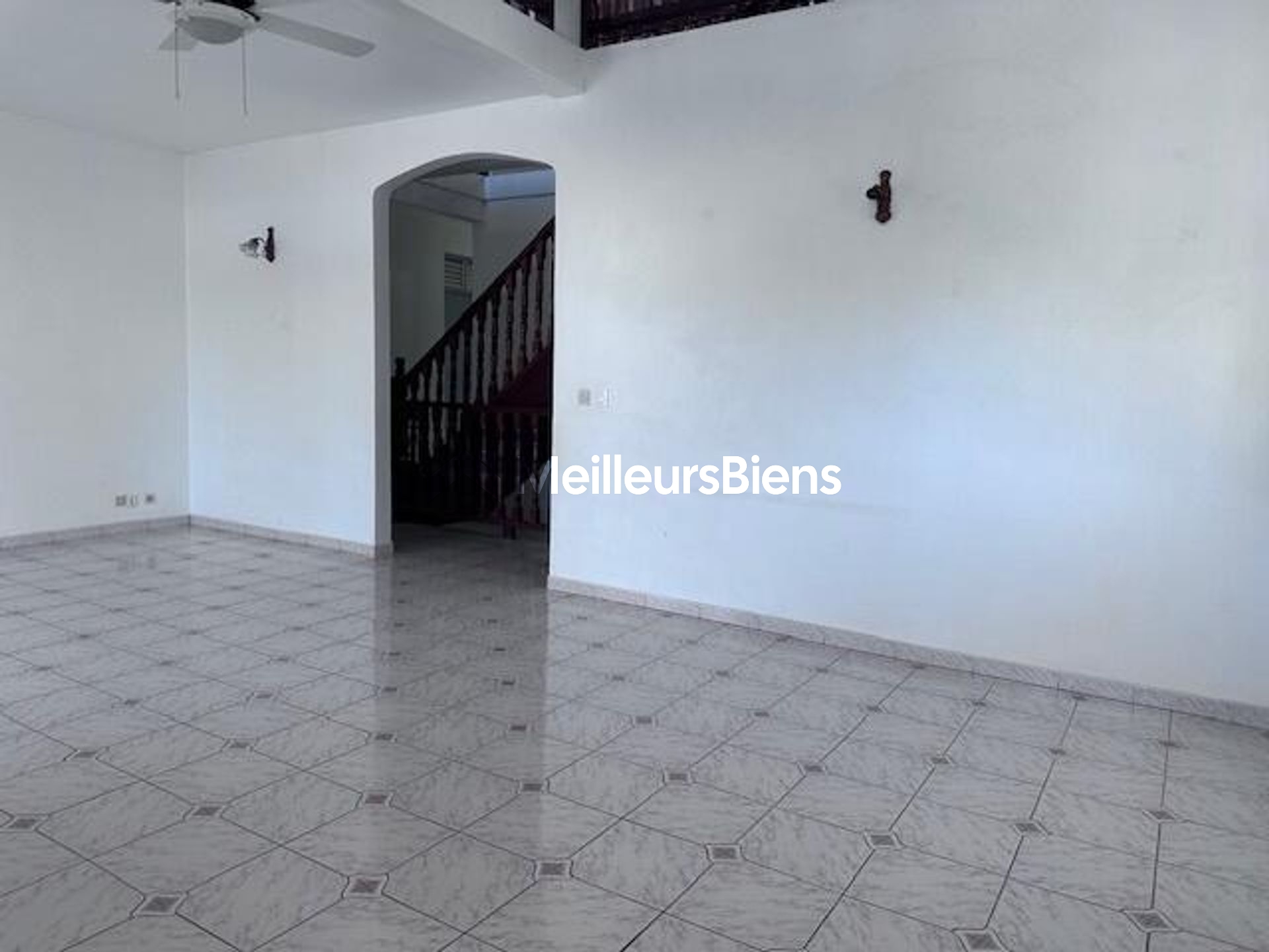 A LOUER grande et jolie villa T8 climatisée avec garage dans secteur résidentiel à Convenance Baie-Mahault
