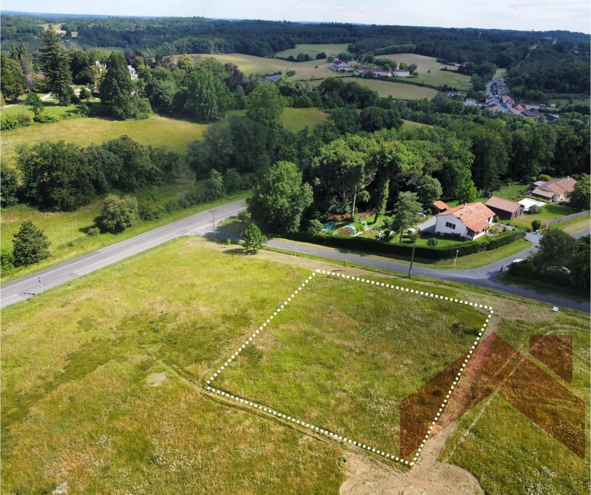 Terrain constructible sur les hauteurs de Douville – 1750 m² de potentiel dans un cadre paisible