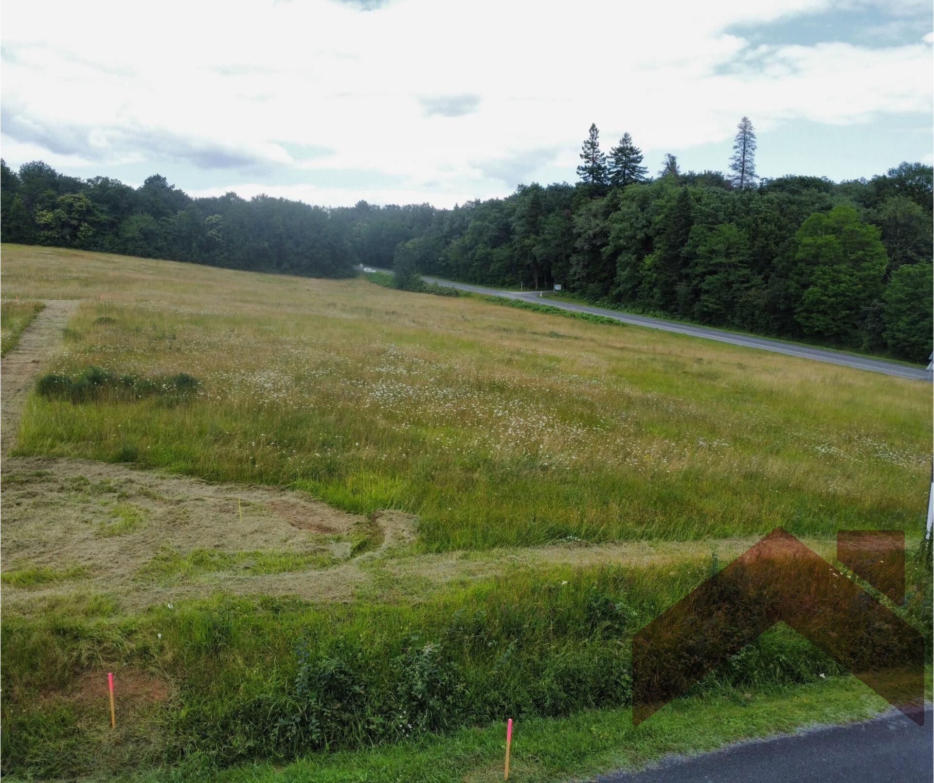 Terrain constructible sur les hauteurs de Douville – 1750 m² de potentiel dans un cadre paisible