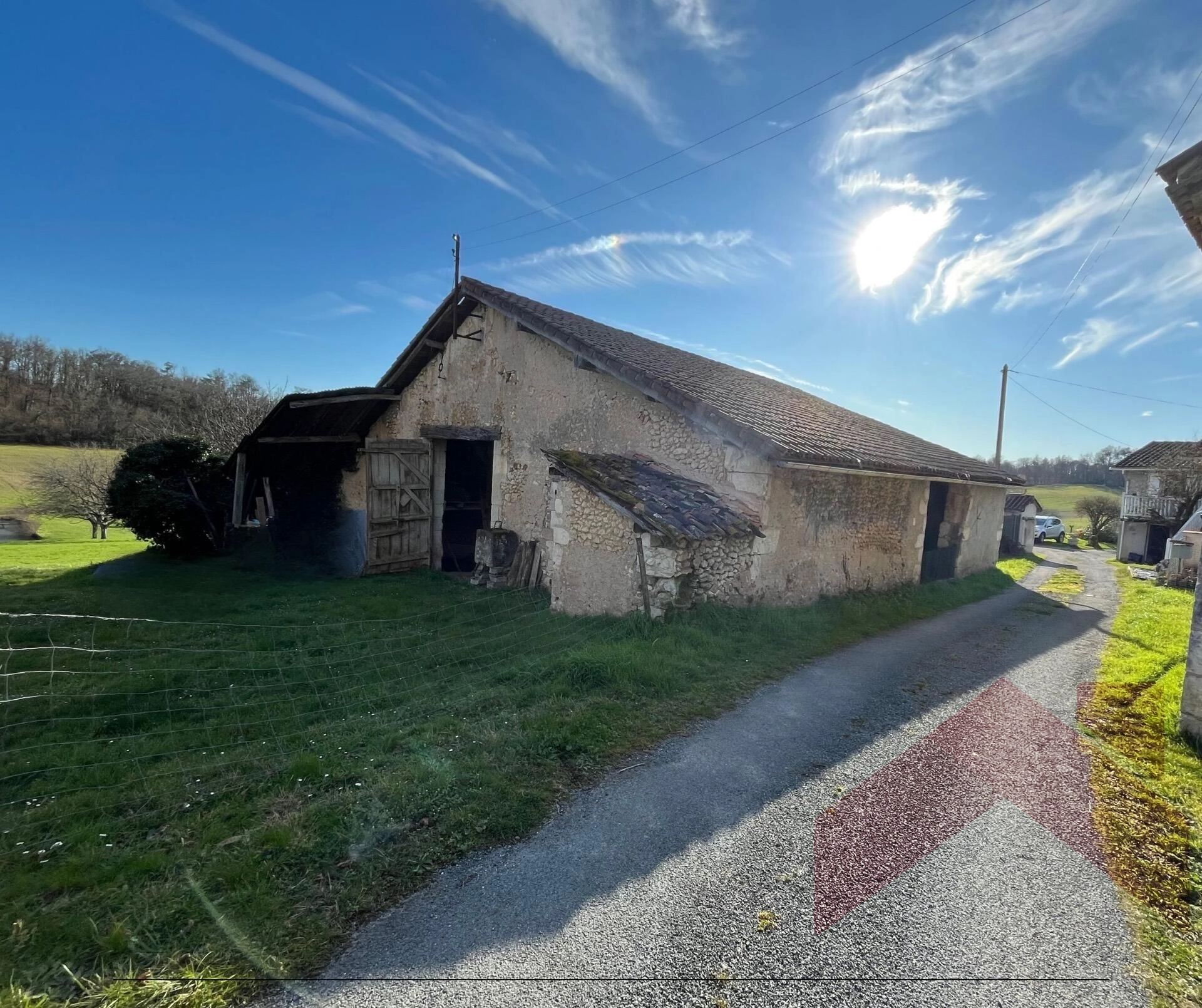 Étang privé + vue dominante : grange à transformer en habitation sur 6 000 m² – 10 min Ribérac