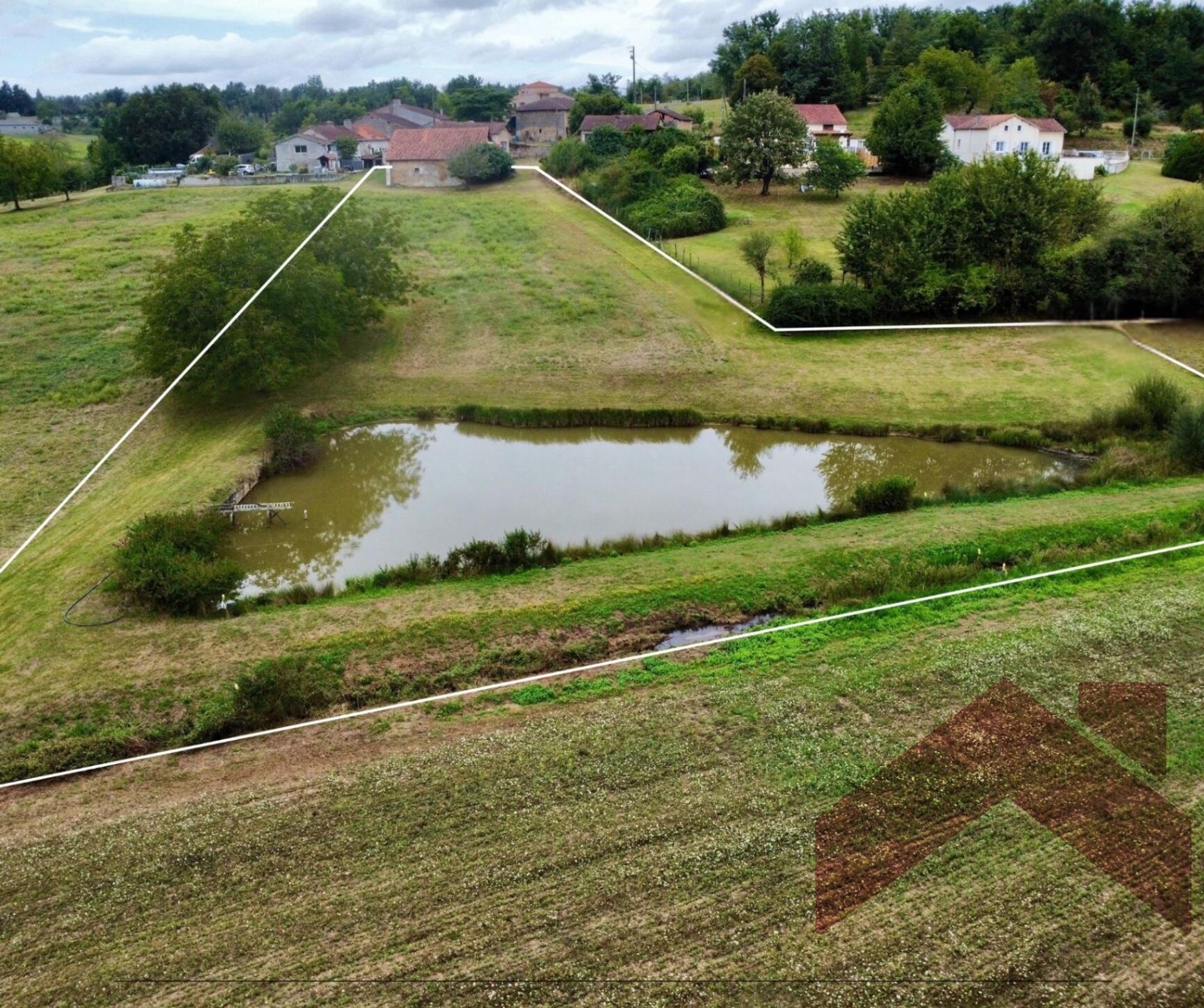 Étang privé + vue dominante : grange à transformer en habitation sur 6 000 m² – 10 min Ribérac