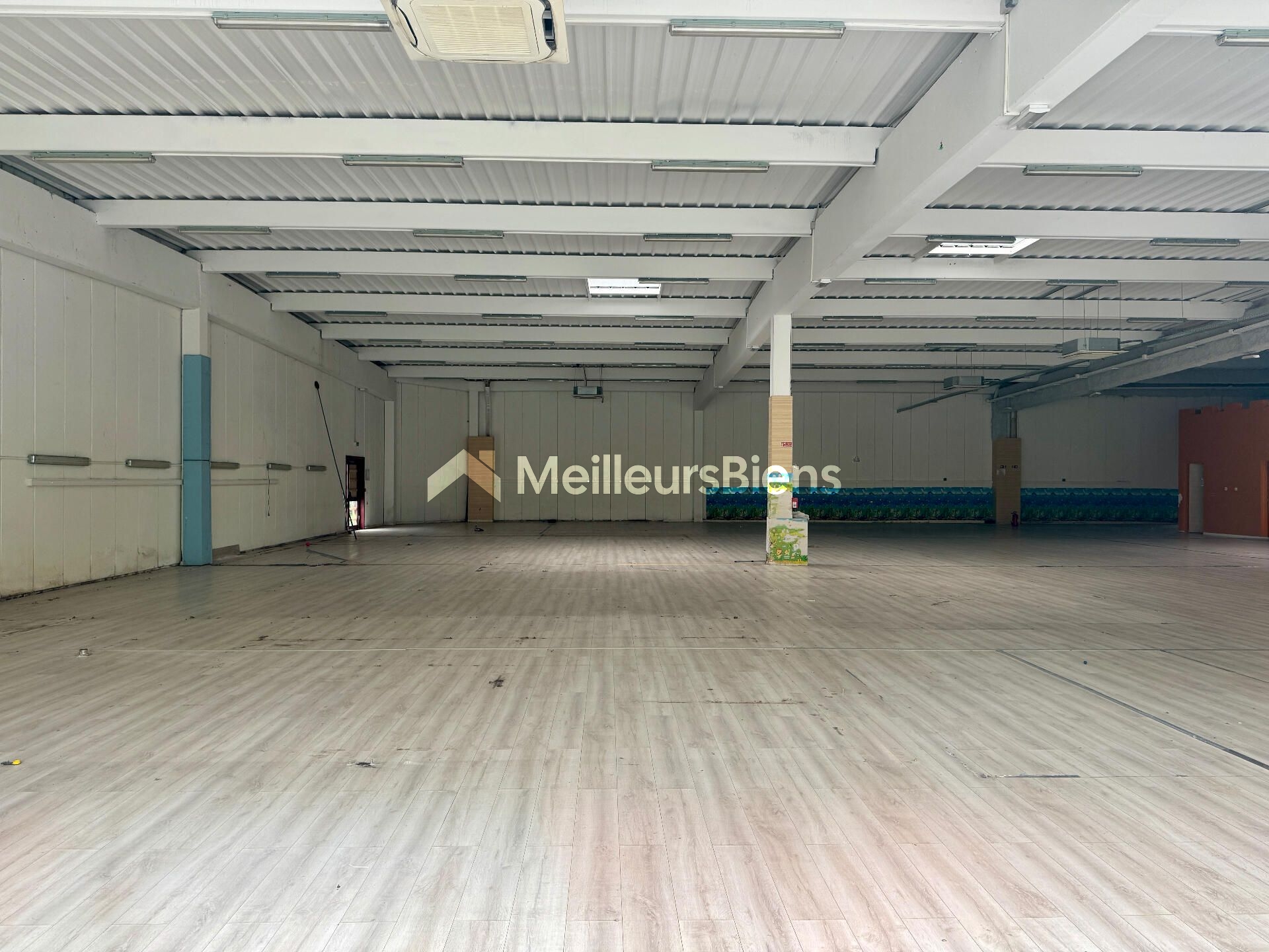 A Belfort proche autoroute grand local commercial de 987 m² avec parking et belle hauteur sous plafond