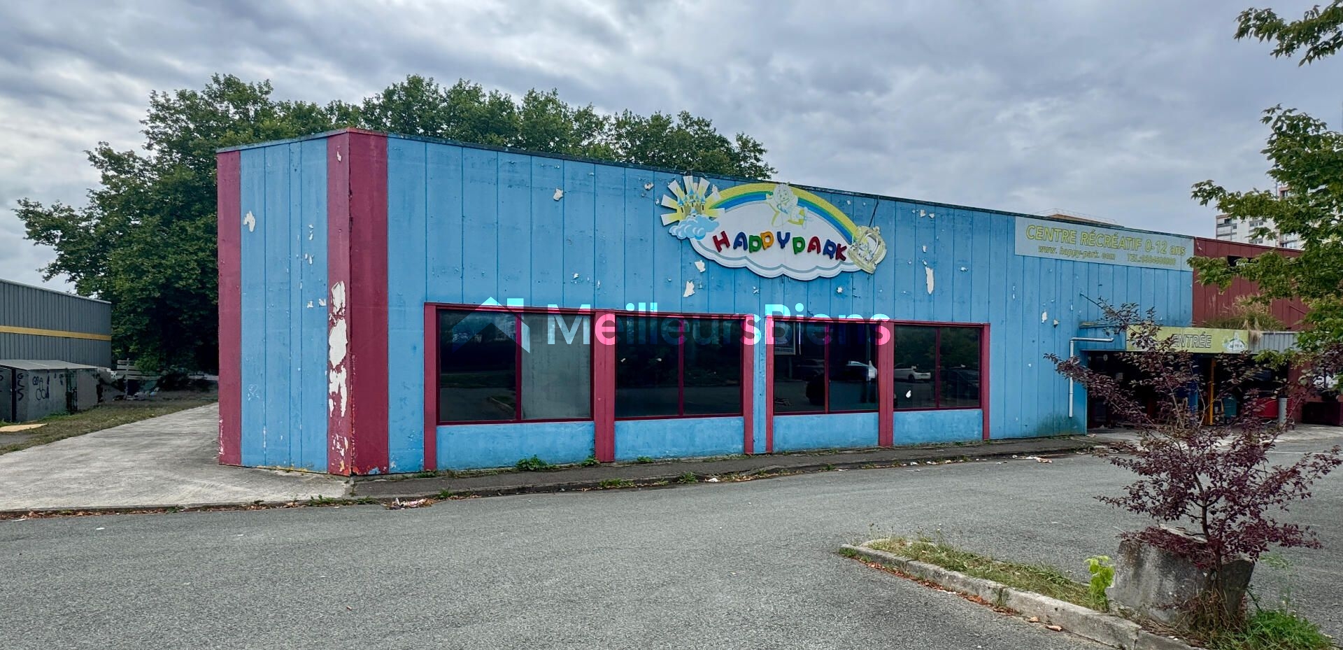 A Belfort proche autoroute grand local commercial de 987 m² avec parking et belle hauteur sous plafond
