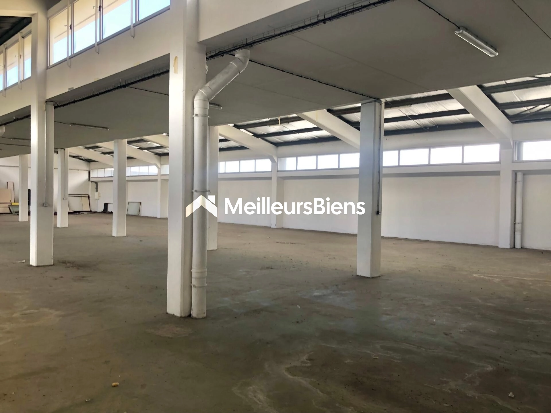 A louer grand local de 1 000 m2 en ZI de St Pierre