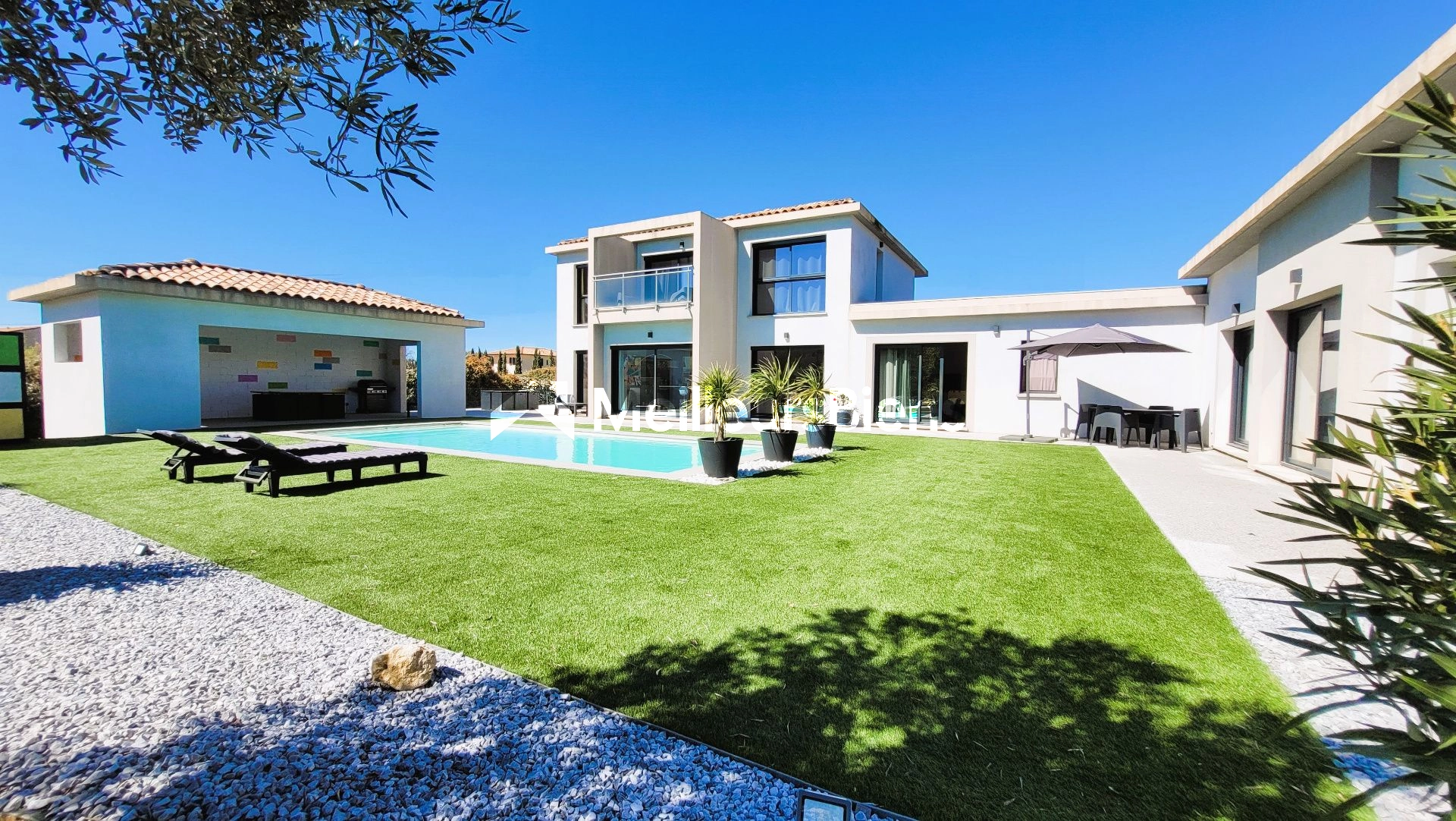 PROPRIETE CONTEMPORAINE  de 360 m² Maison, annexe, Bureau-Atelier sur 3500m²