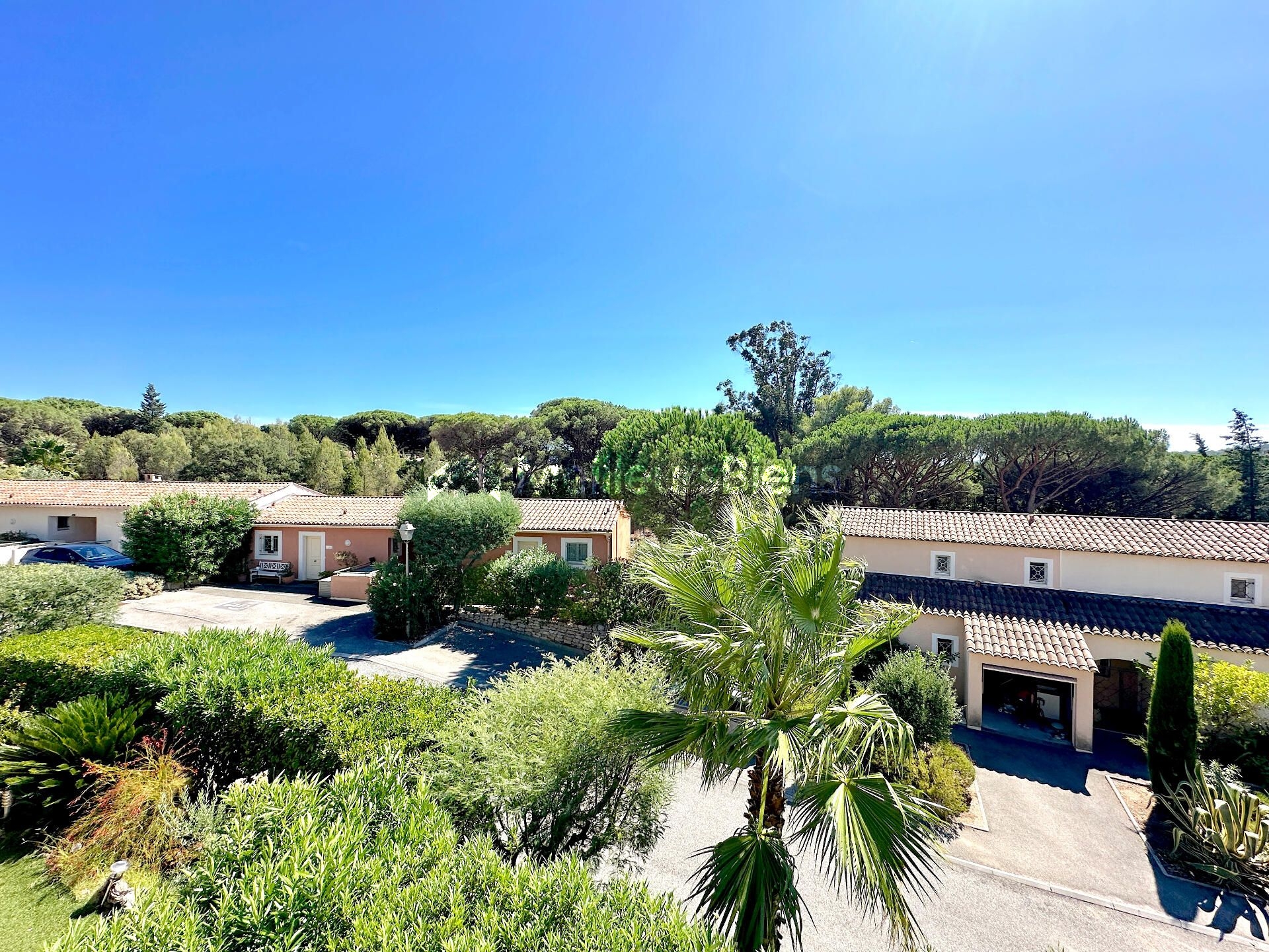 MAISON DE 76 M2 AVEC GARAGE ET PARKING DANS RESIDENCE AVEC PISCINE