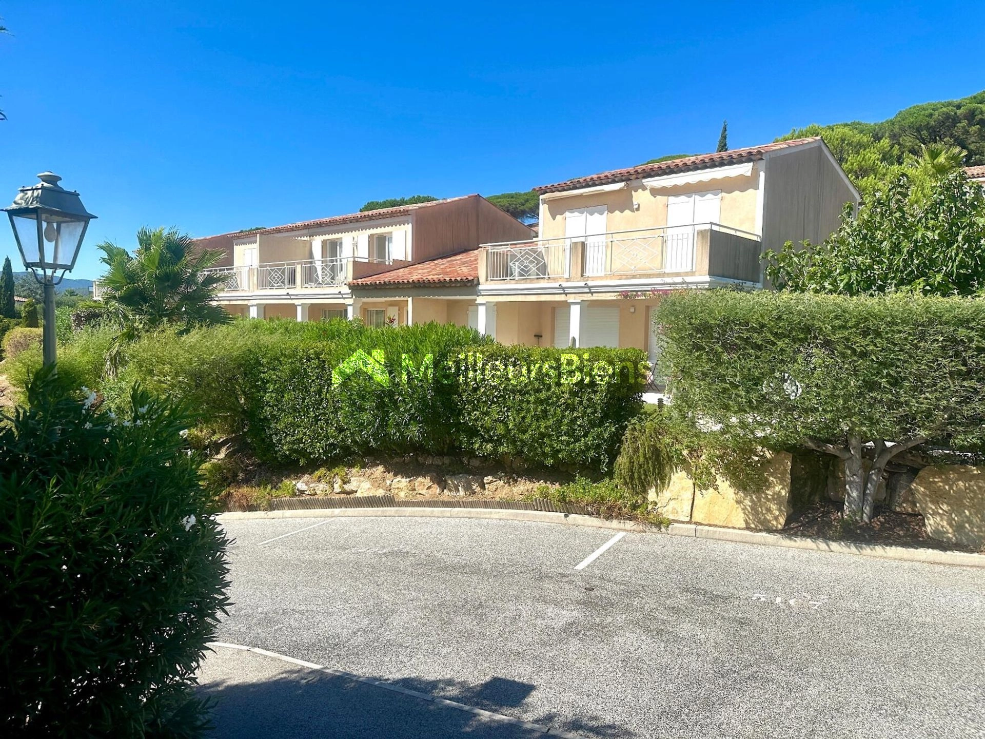 MAISON DE 76 M2 AVEC GARAGE ET PARKING DANS RESIDENCE AVEC PISCINE