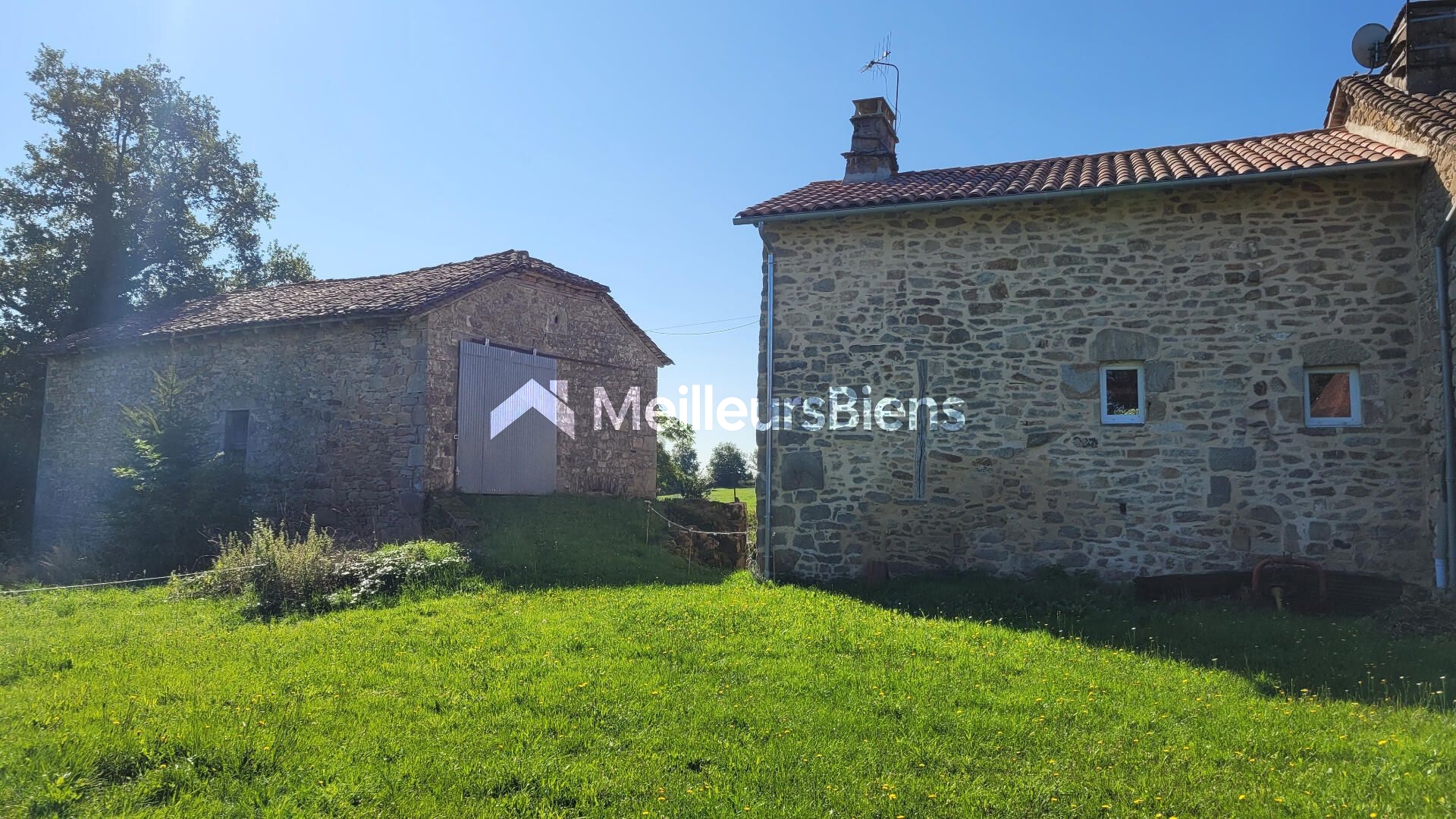 Corps de ferme avec maisons grange annexe terrain 5 hectares