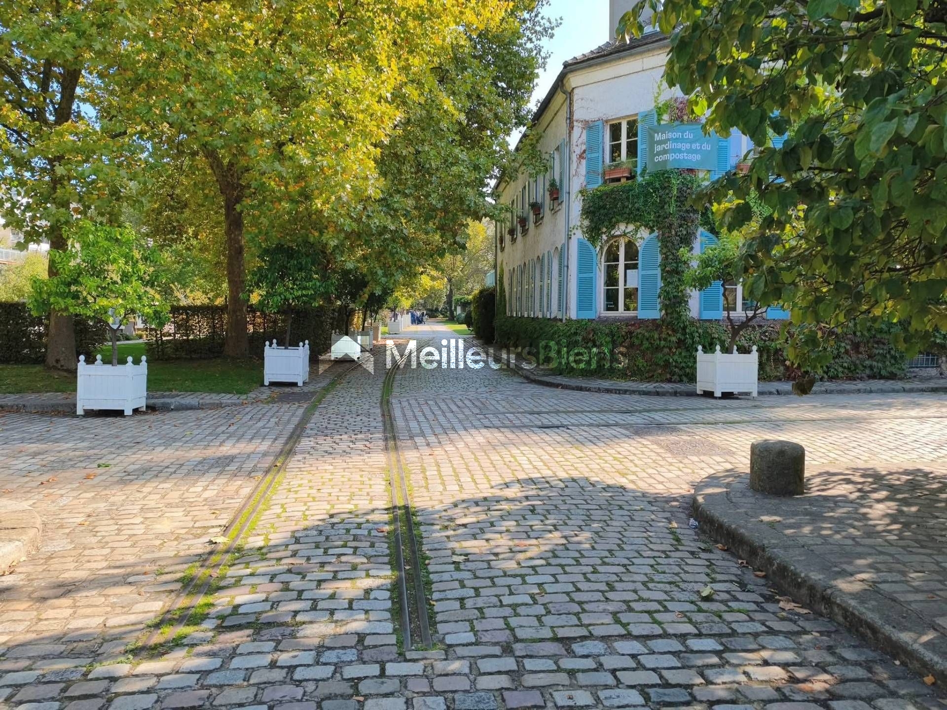 GRAND F2 BERCY VILLAGE cave et parking