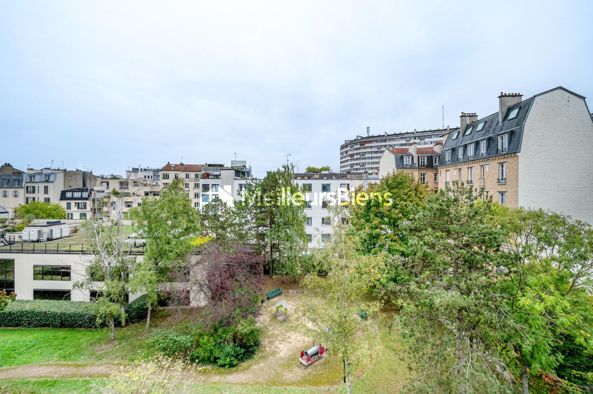 A rénover, dernier étage avec balcon et vues, 2 ou 3 chambres.