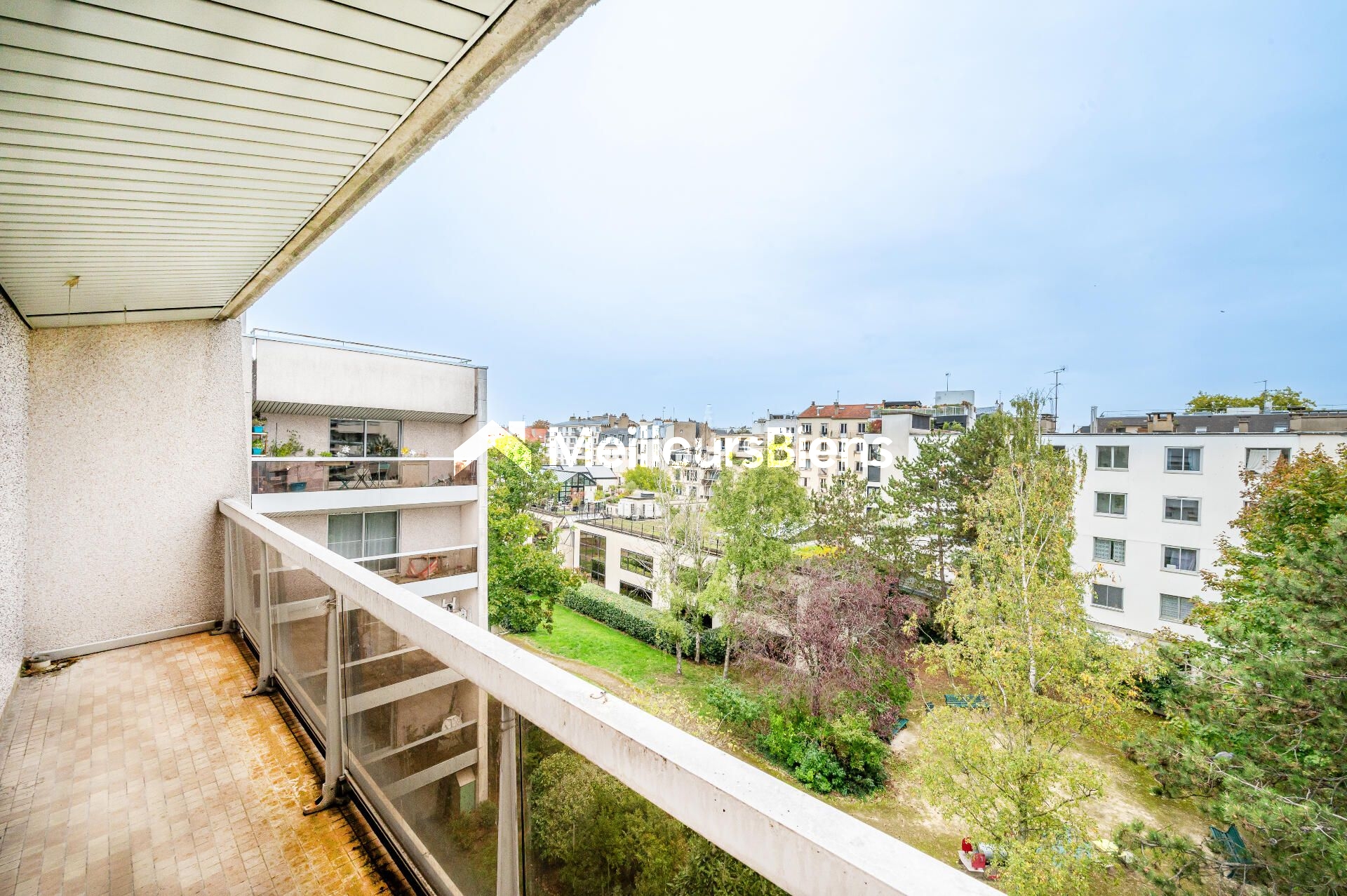 A rénover, dernier étage avec balcon et vues, 2 ou 3 chambres.