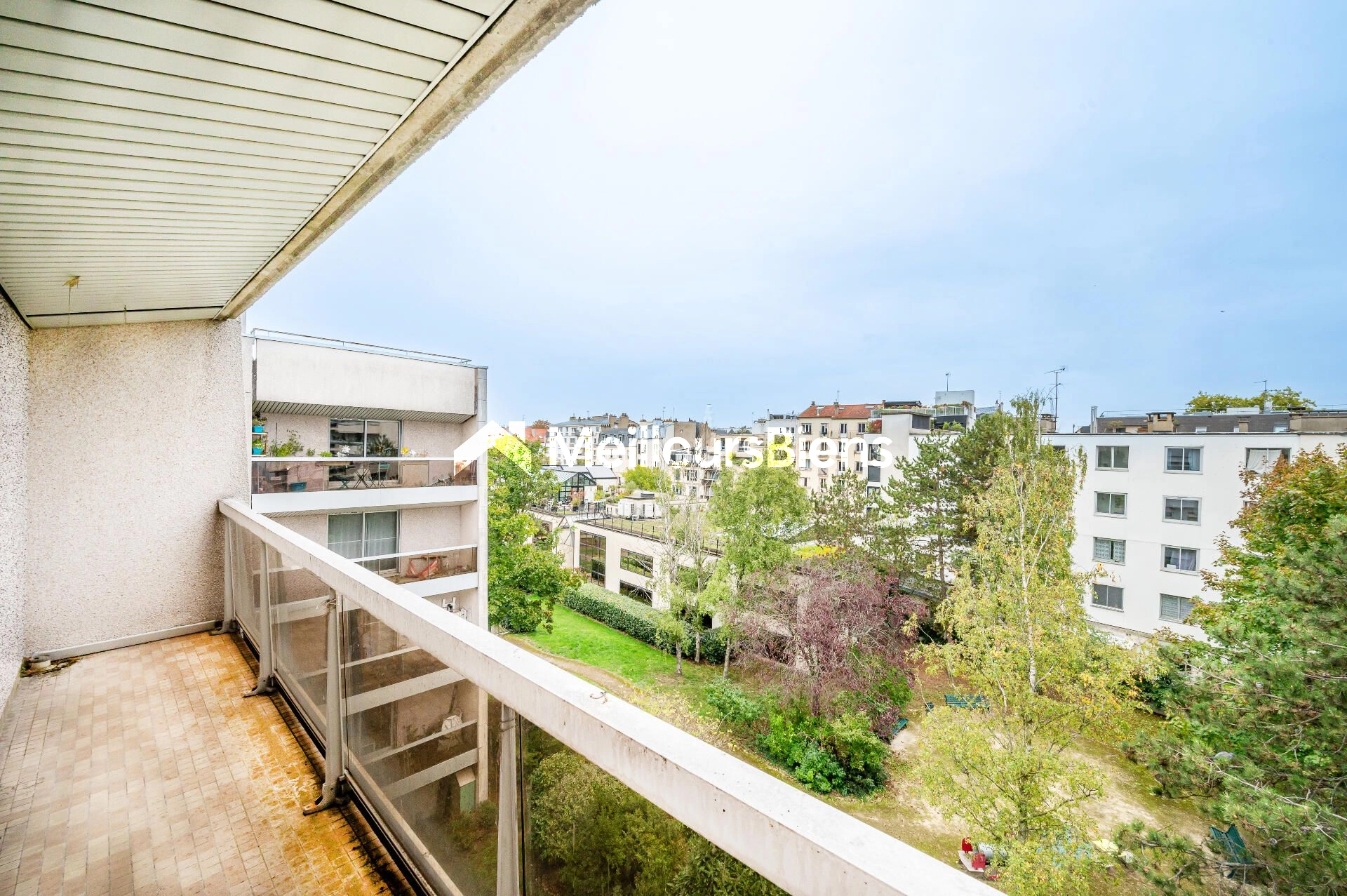 A rénover, dernier étage avec balcon et vues, 2 ou 3 chambres.