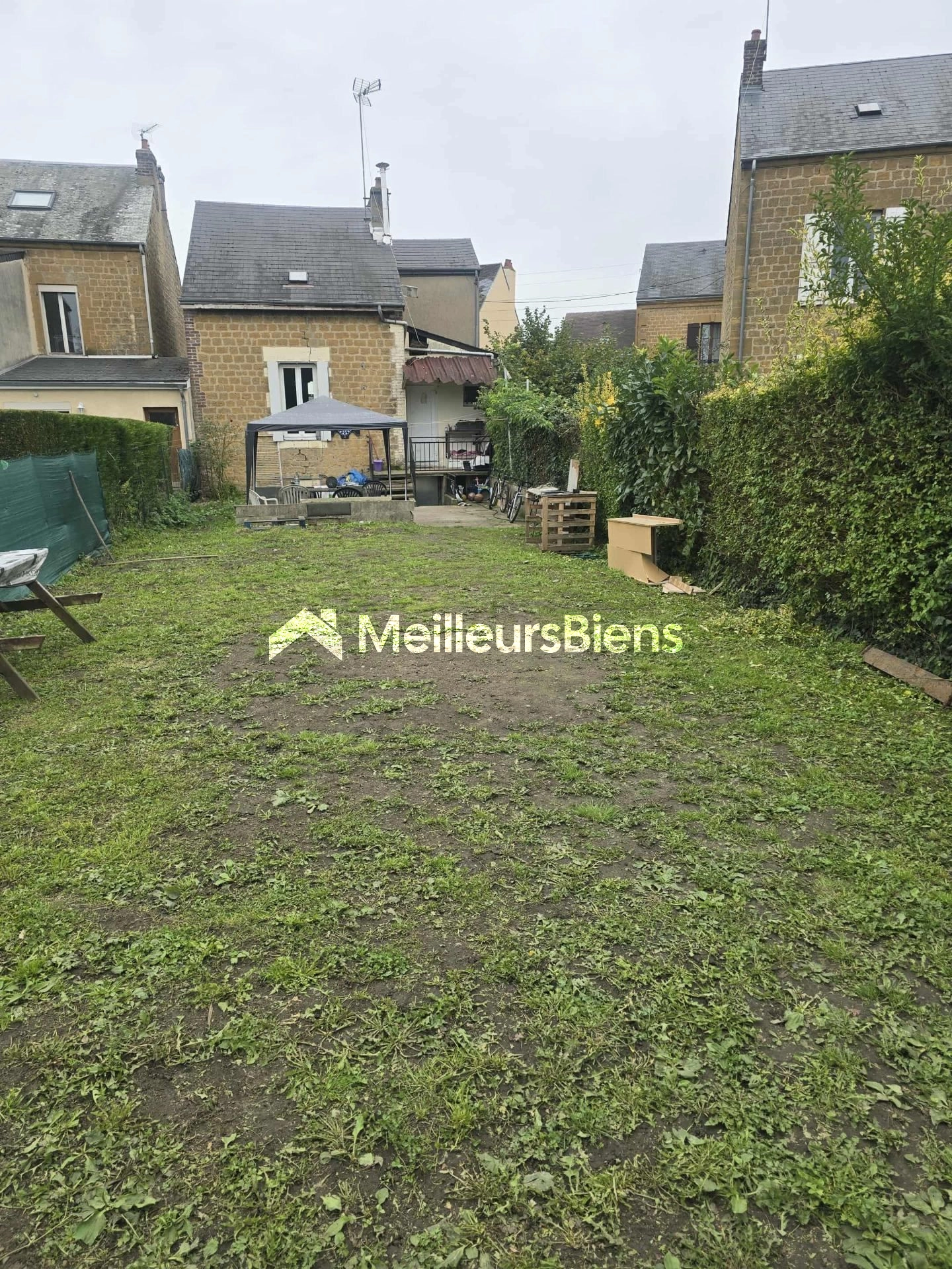 Maison indépendante sur sous sol avec terrain et garage