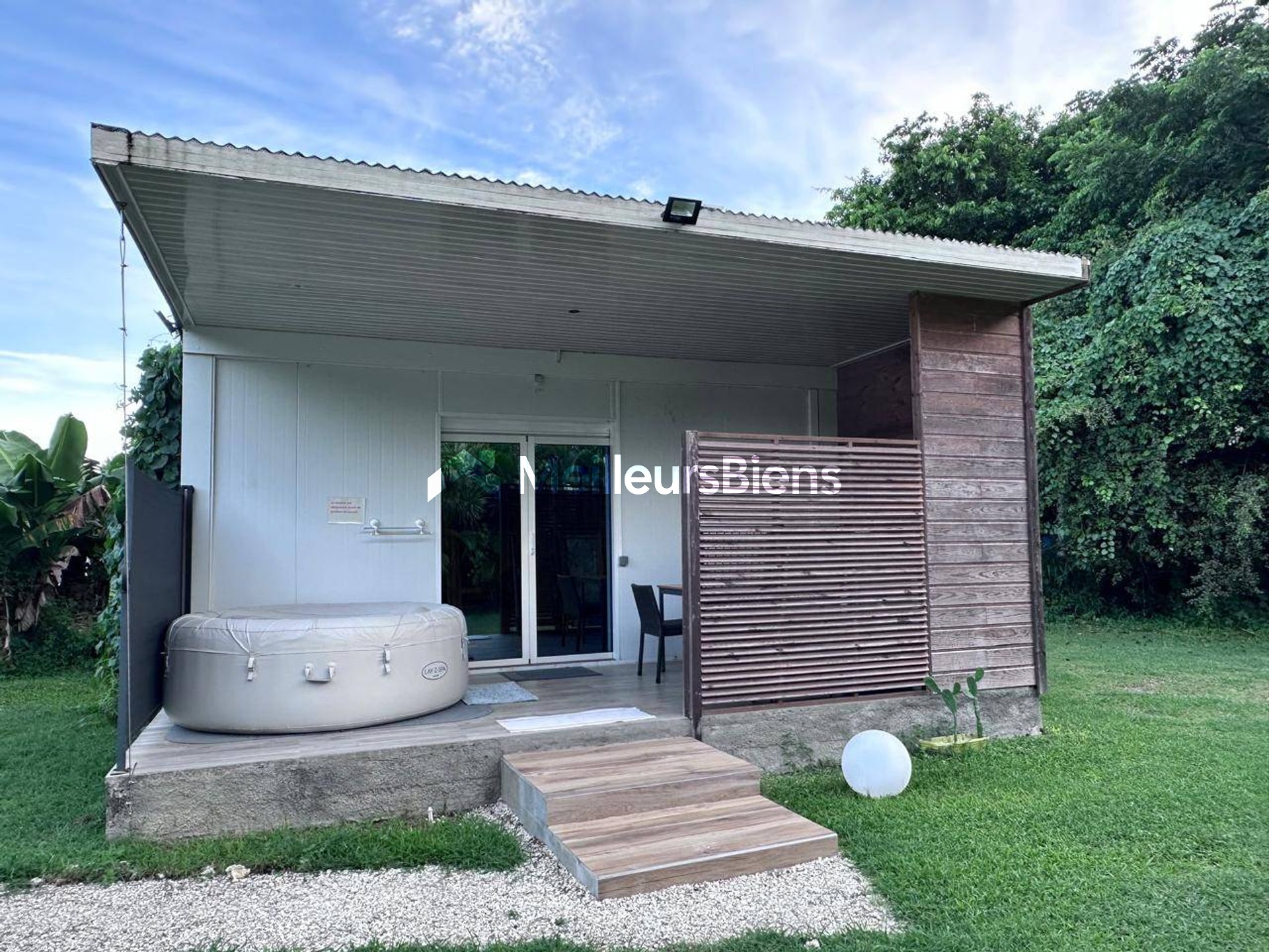 A LOUER dans jardin tropical petite maison T2 meublé et équipée avec jacuzzi .
