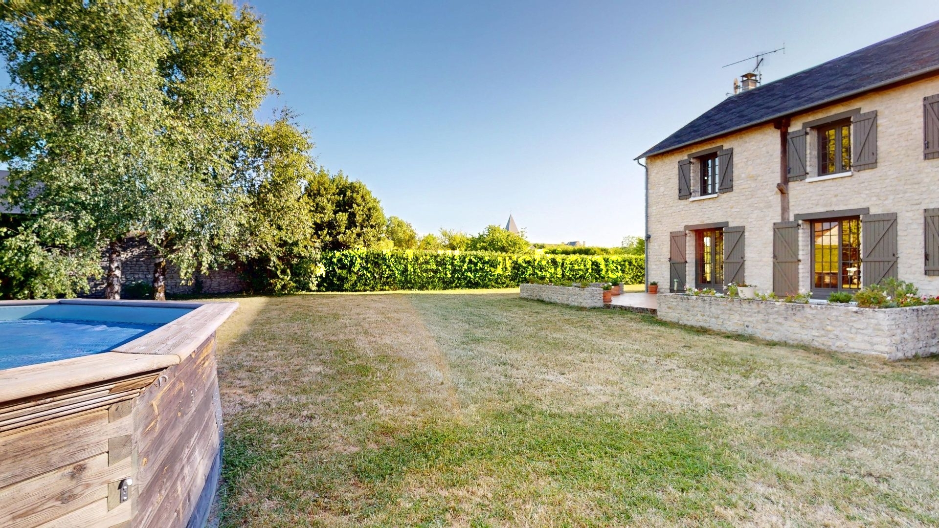 Maison de charme avec grand jardin et piscine hors sol