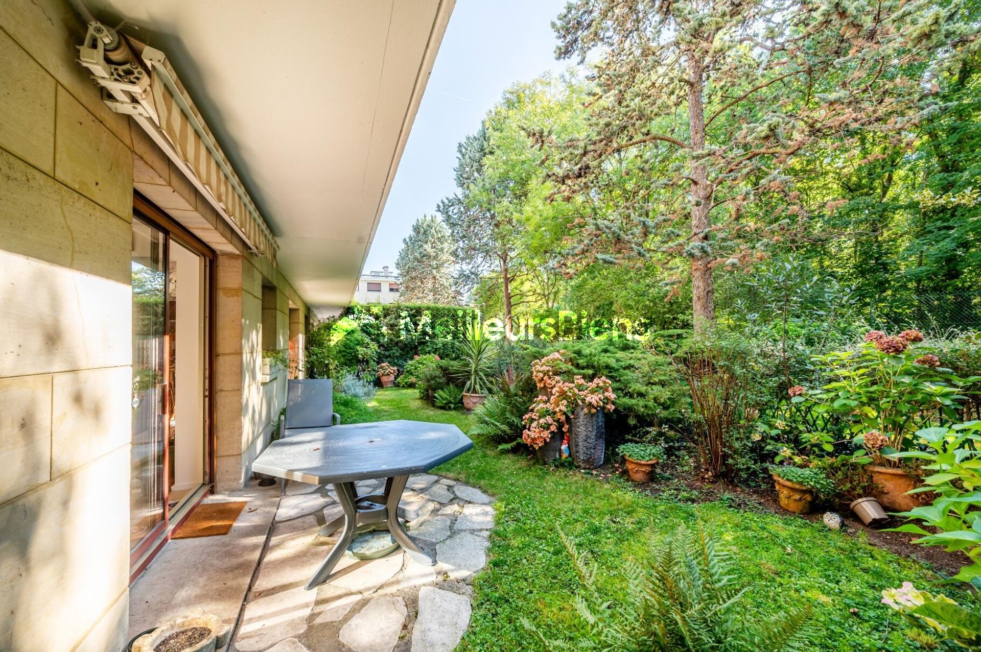MEUDON BELLEVUE Appartement avec joli jardin sud et 3 chambres, 3 salles de bains.